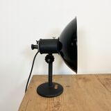 Lampe de table en émail noir industriel, années 1950