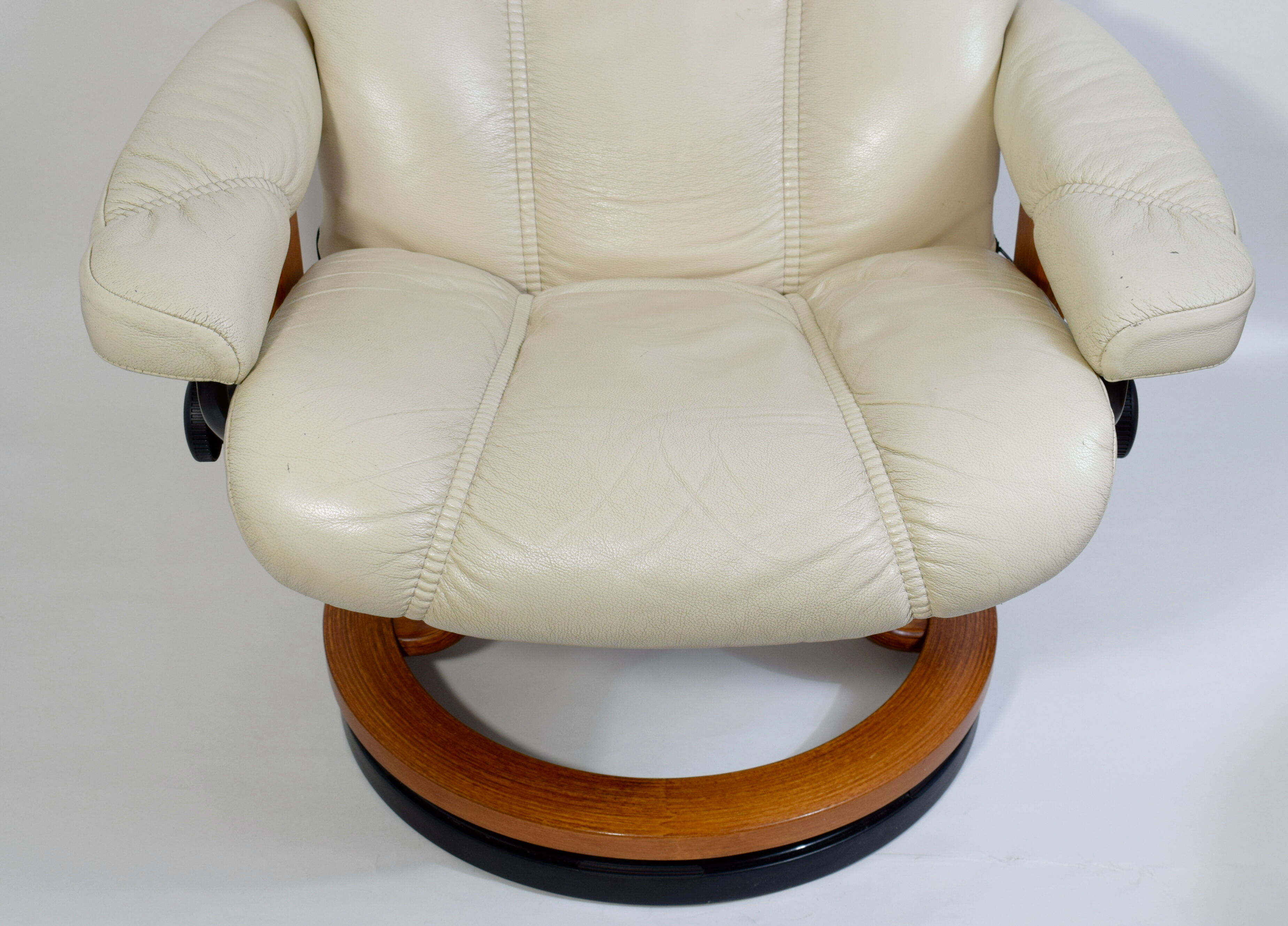 Stressless relaxation chair Consul (M) Classic in teak and ivory leather, Norway