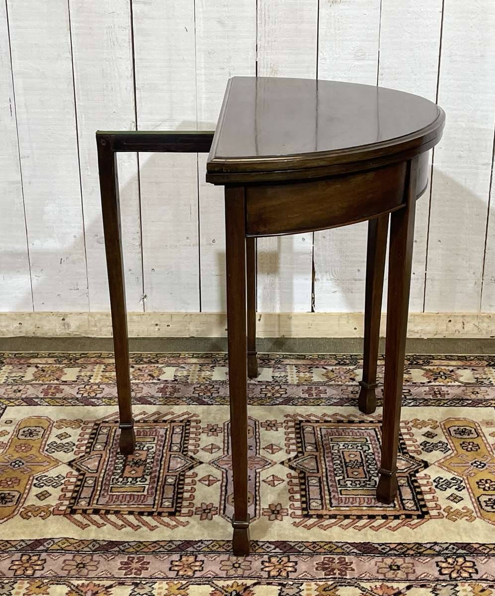 English game table in mahogany from the early 20th century.