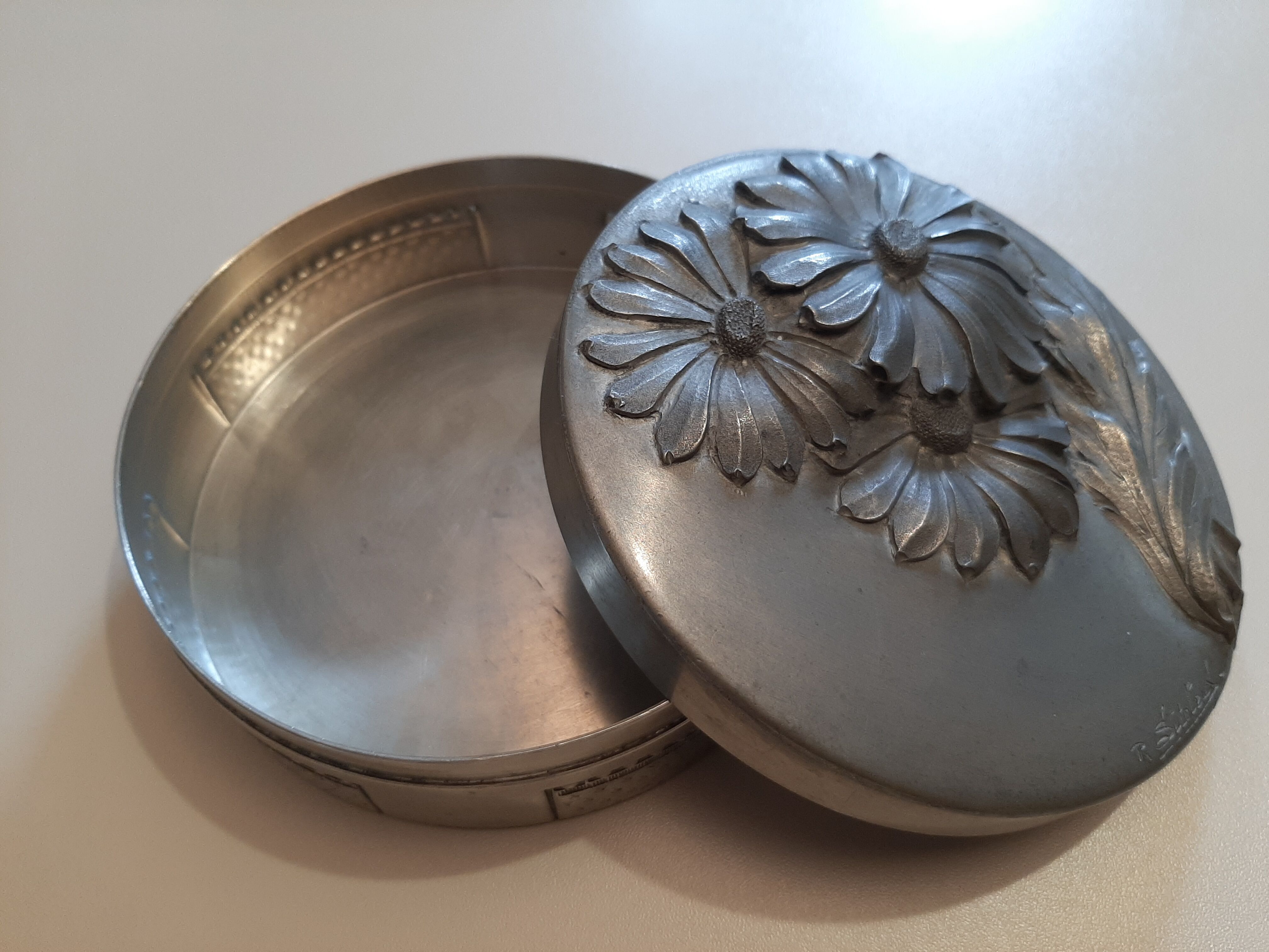 Art Nouveau tin box by R.Sitoleux