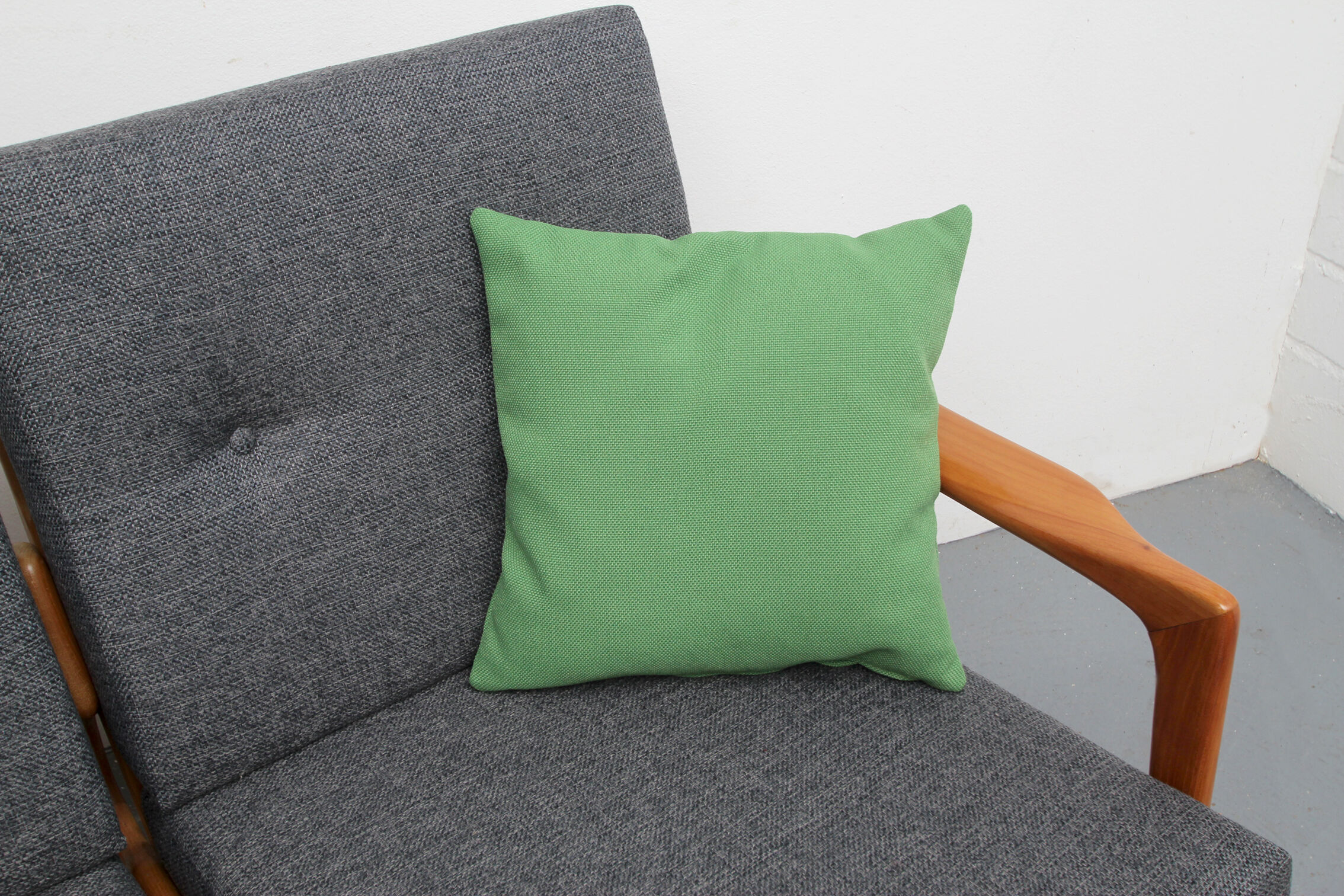 Canapé des années 1960 en bois de cerisier, restauré