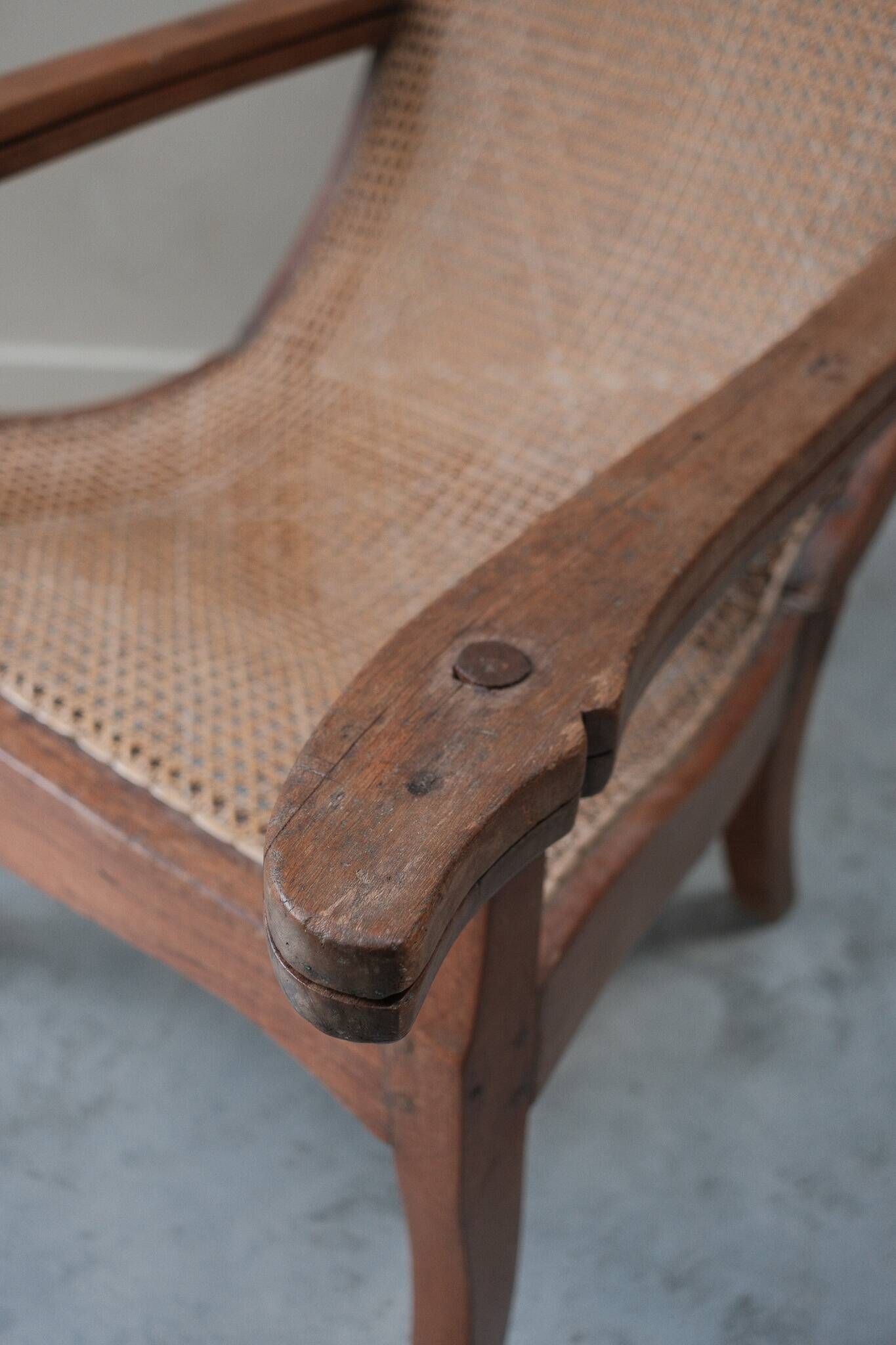Fauteuil avec assise en cannage et accoudoirs pivotants