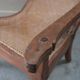 Fauteuil avec assise en cannage et accoudoirs pivotants