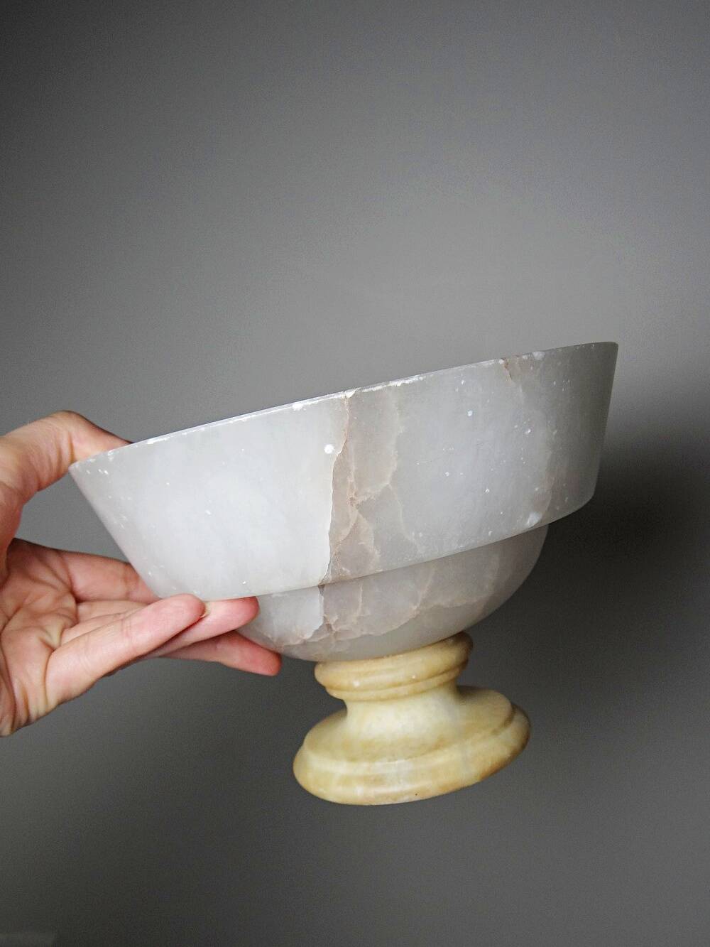 Vintage Italian alabaster footed bowl in white and beige, 1960s.