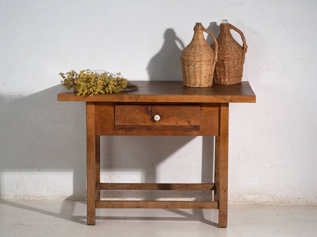 Table de cuisine ancienne en bois massif – Europe centrale, vers 1920