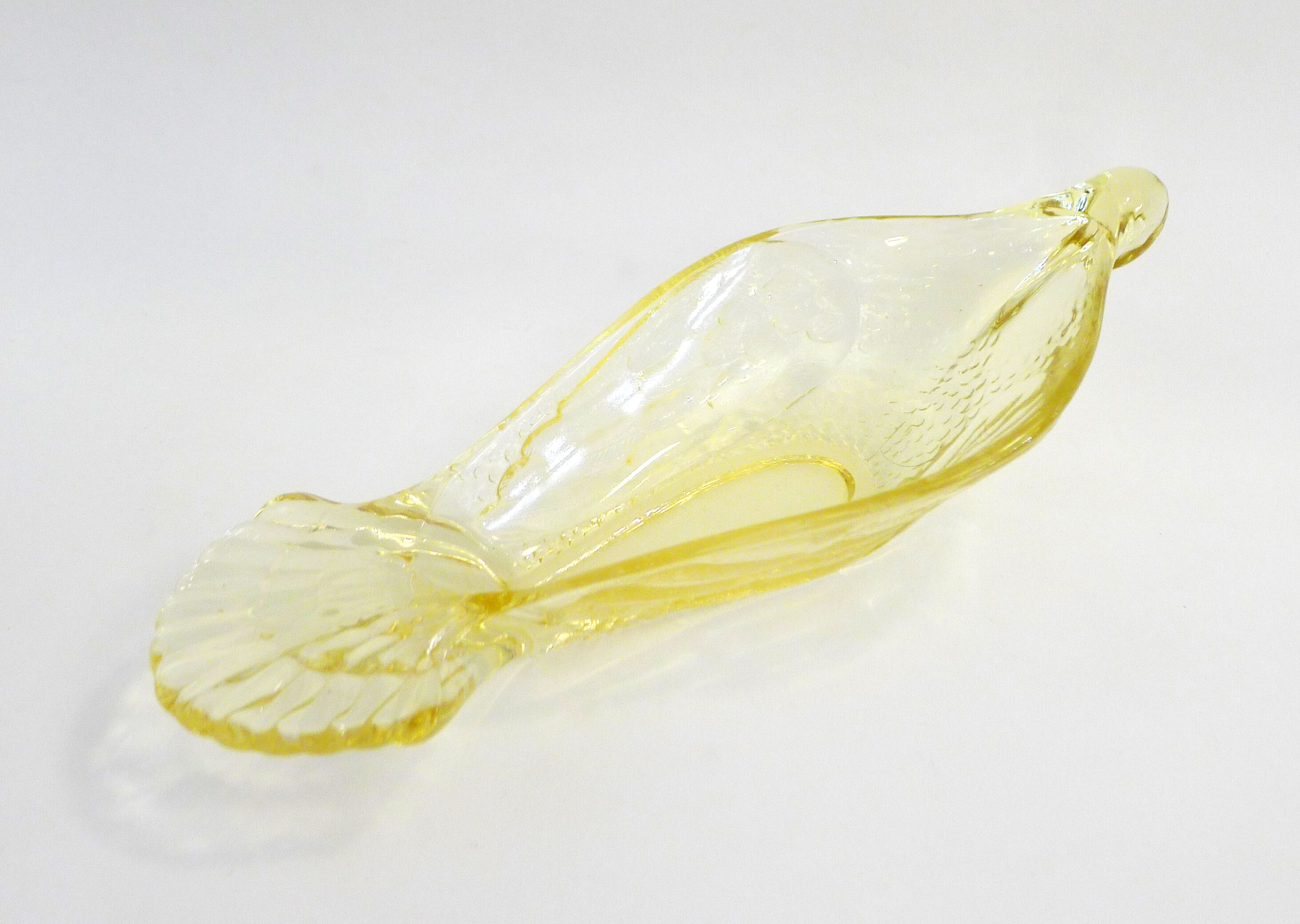 Plat coupe oiseau, en verre cristallin jaune pâle