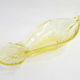 Plat coupe oiseau, en verre cristallin jaune pâle