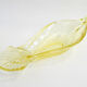 Plat coupe oiseau, en verre cristallin jaune pâle