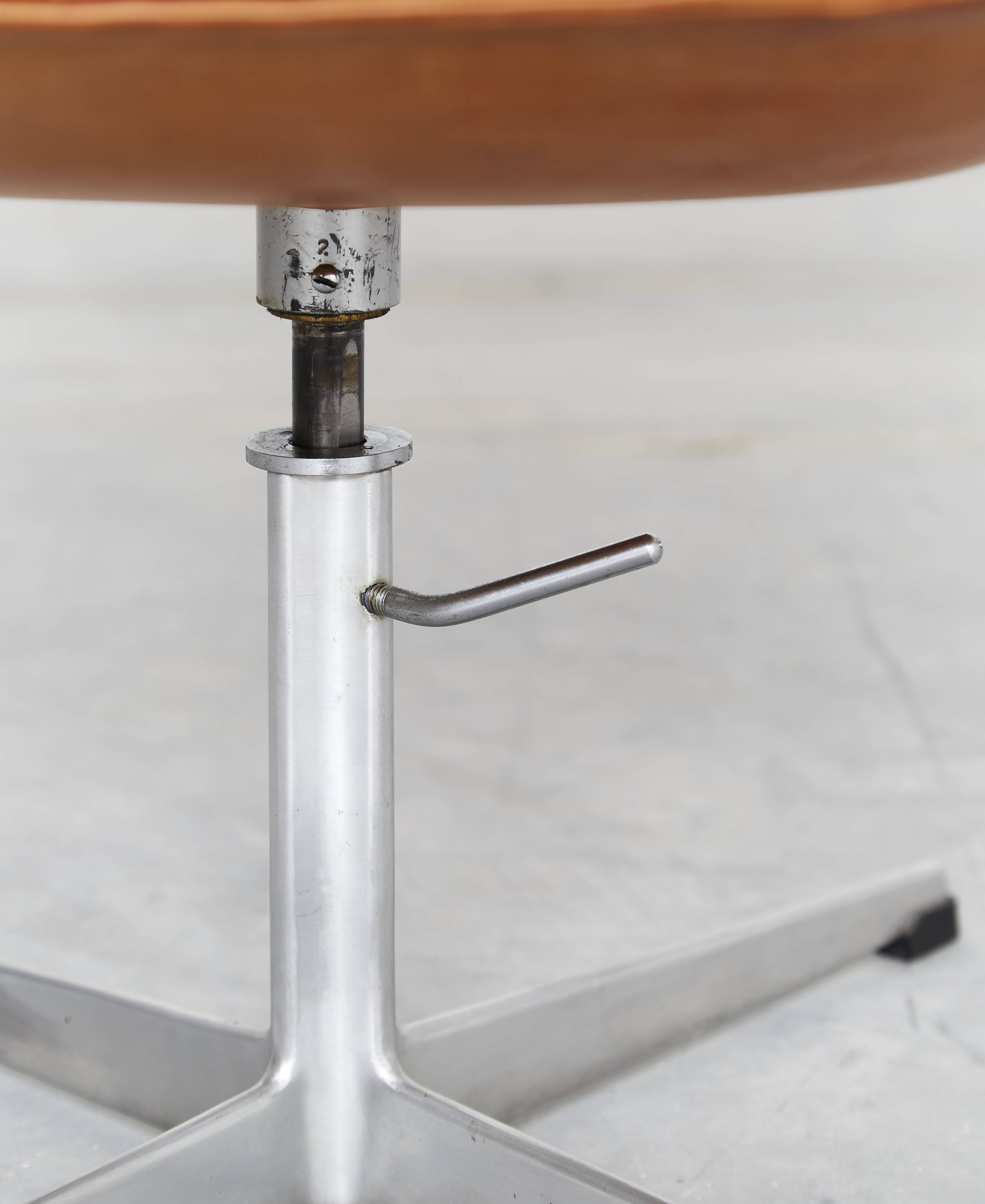 Swan Chair by Arne Jacobsen for Fritz Hansen