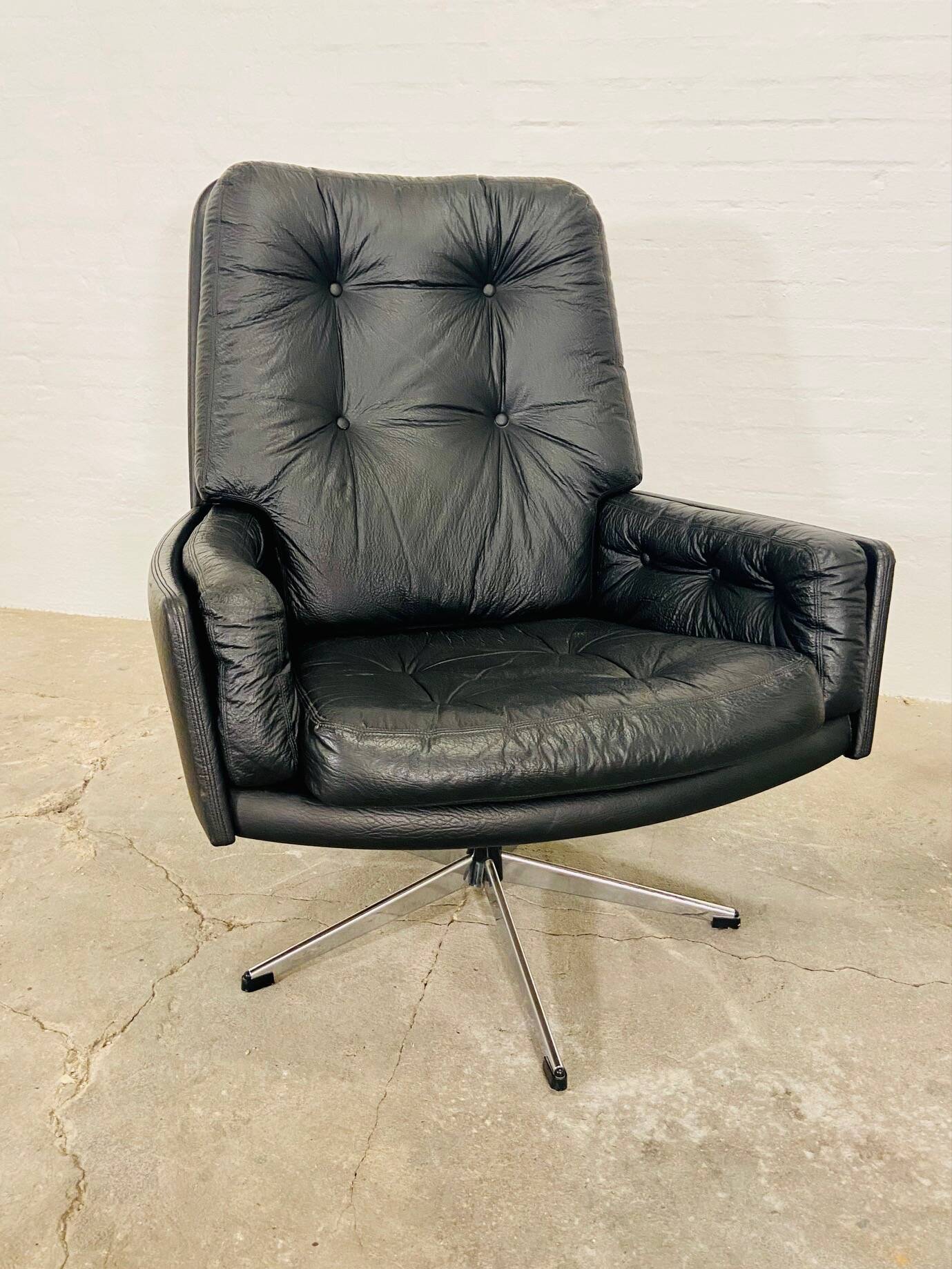 VINTAGE DANISH MID-CENTURY SVEND SKIPPER SWIVEL CHAIR IN BLACK LEATHER