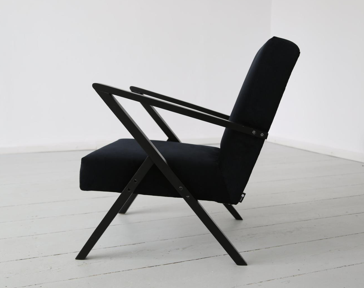 Fauteuil polonais original du milieu du siècle des années 60 en velours noir et cadre en bois noir
