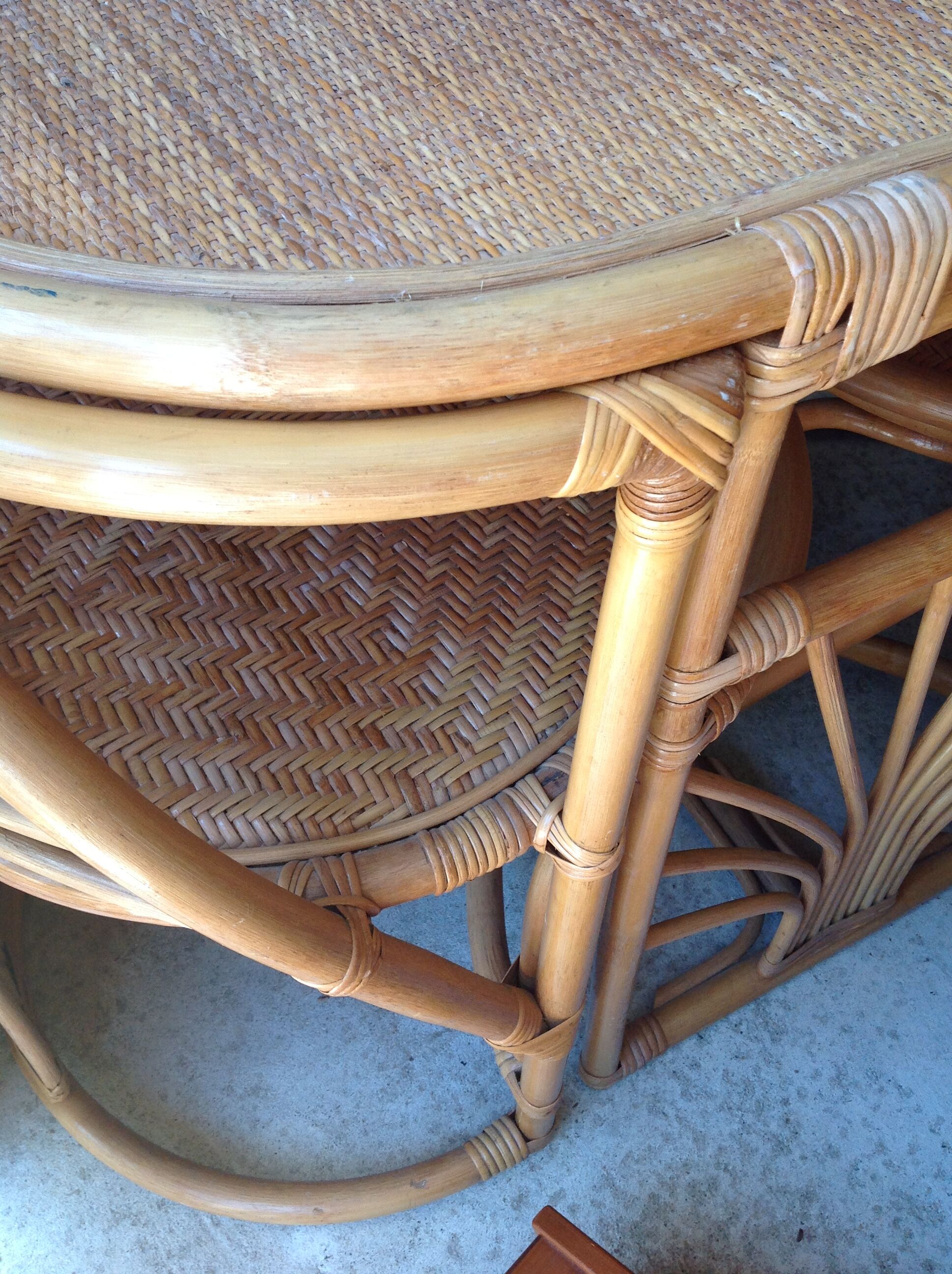 Built-in rattan lounge table and its two chairs