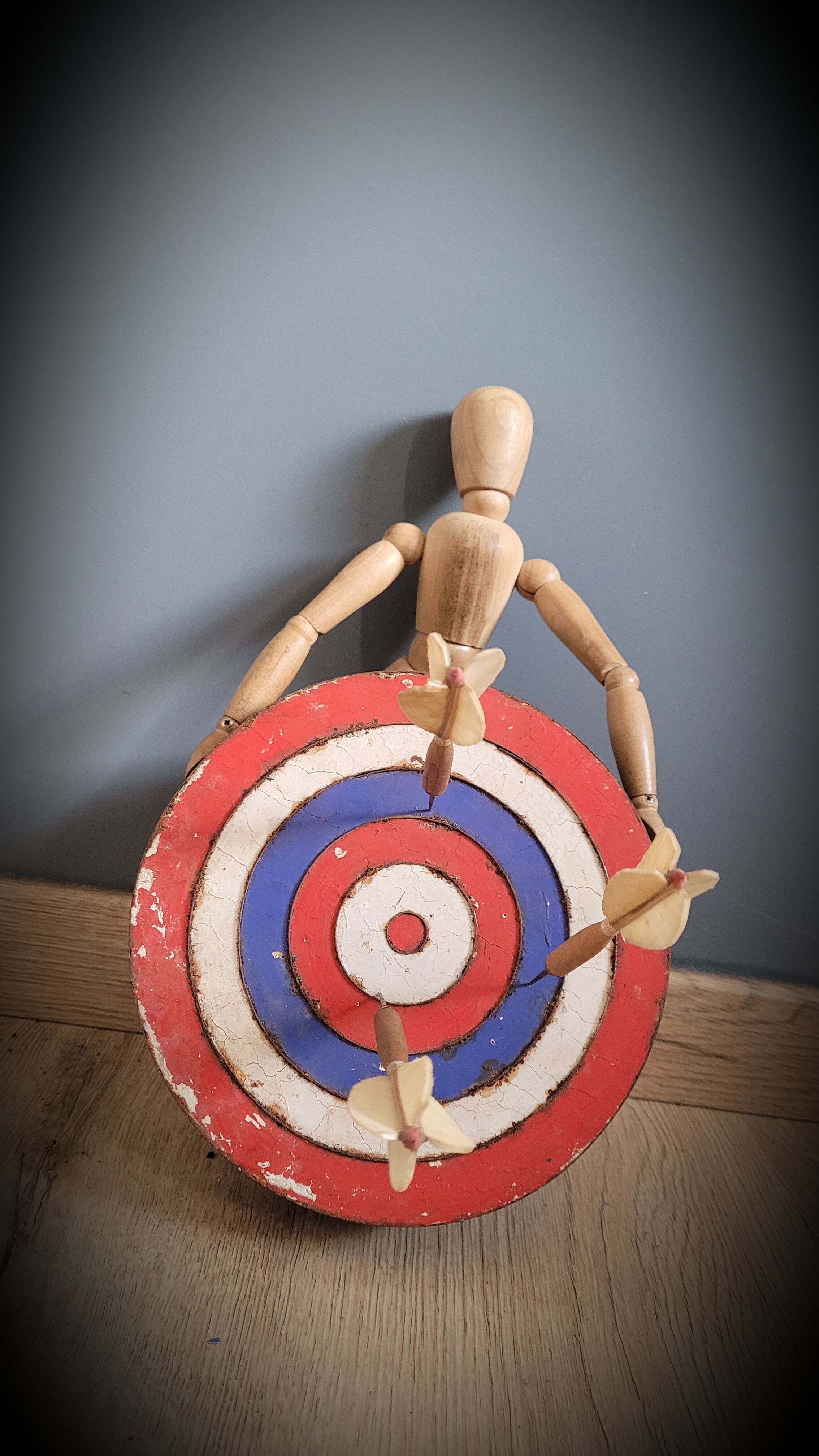 Shooting target with 3 arrows