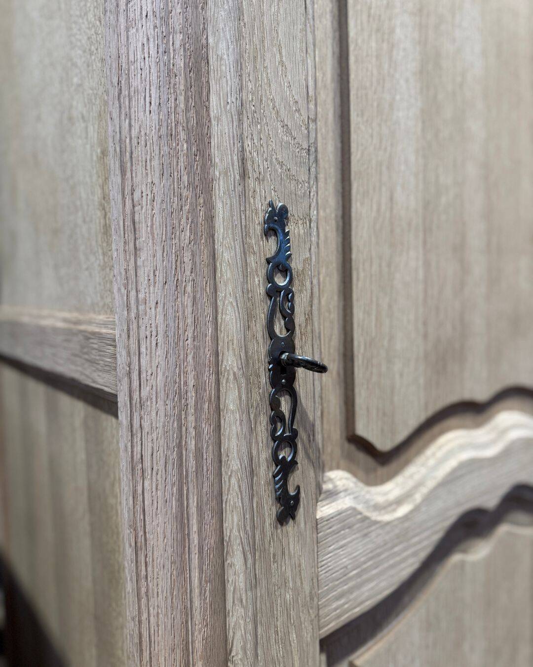 Sandblasted oak bonnetière - 1960s/70s