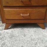 Oak chest of drawers has 5 drawers