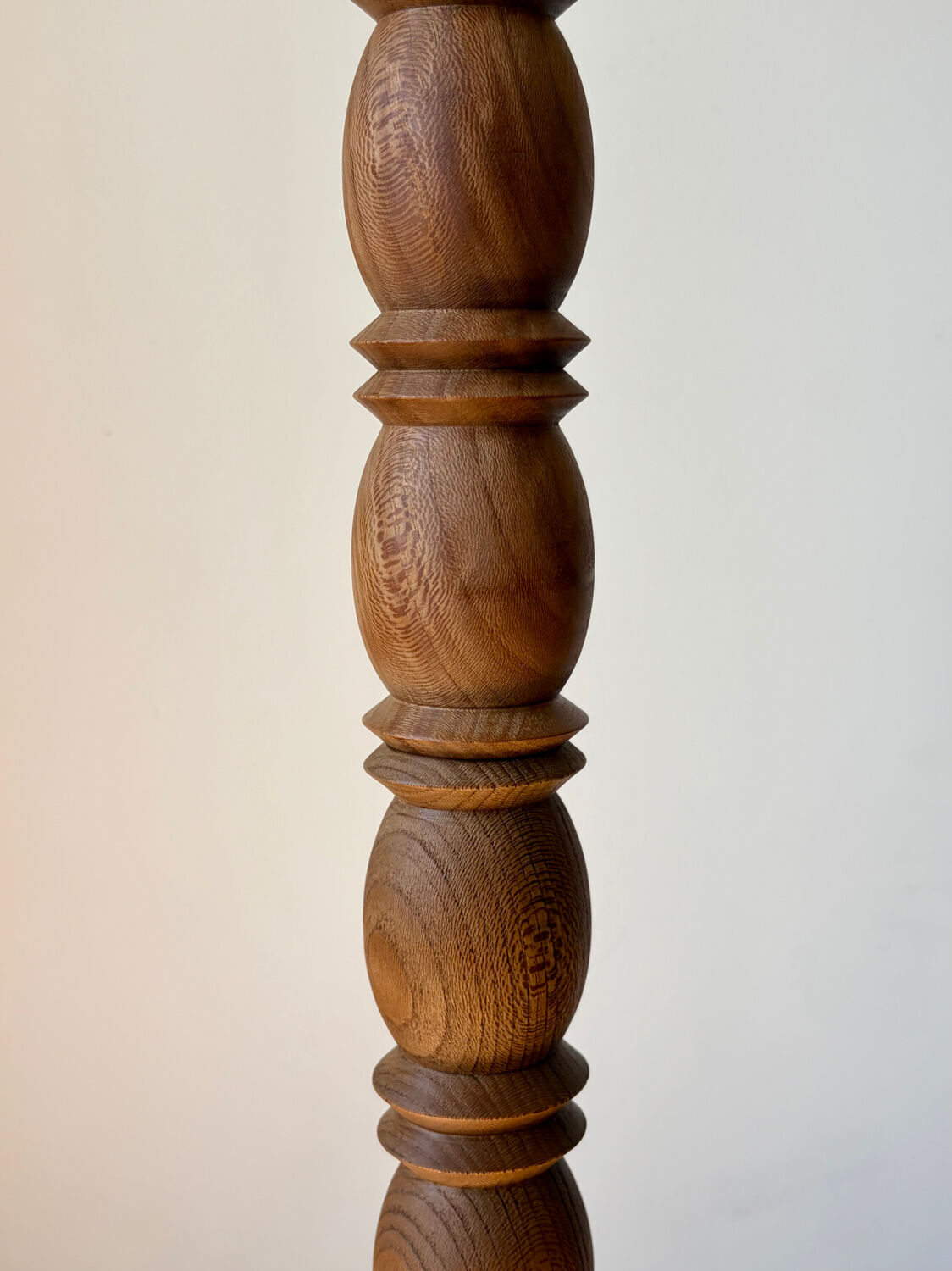 Lampadaire en bois tourné