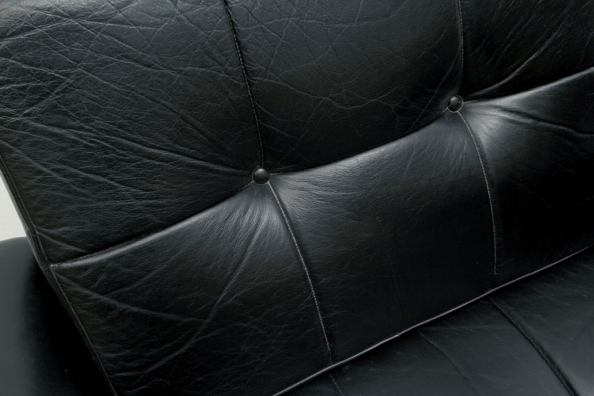 Chaise en cuir pivotant des années 1960 en noir