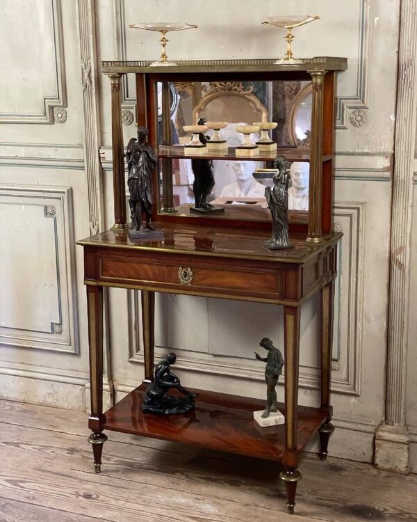 Bonheur du jour en acajou et filet de laiton, fin du XVIIIème siècle