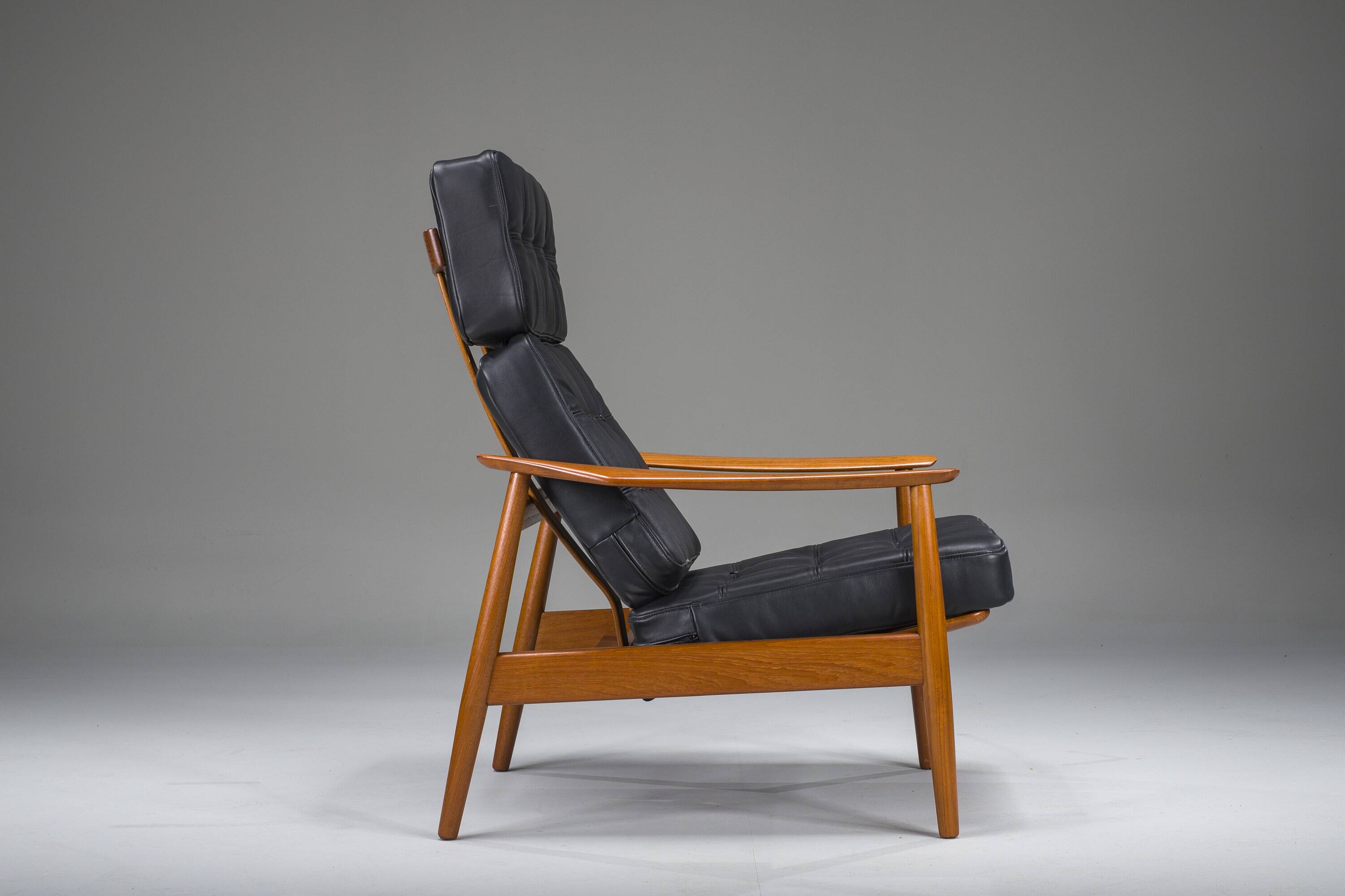Mid-Century Modern FD 164 Armchair in Teak and Black Leather by Arne Vodder