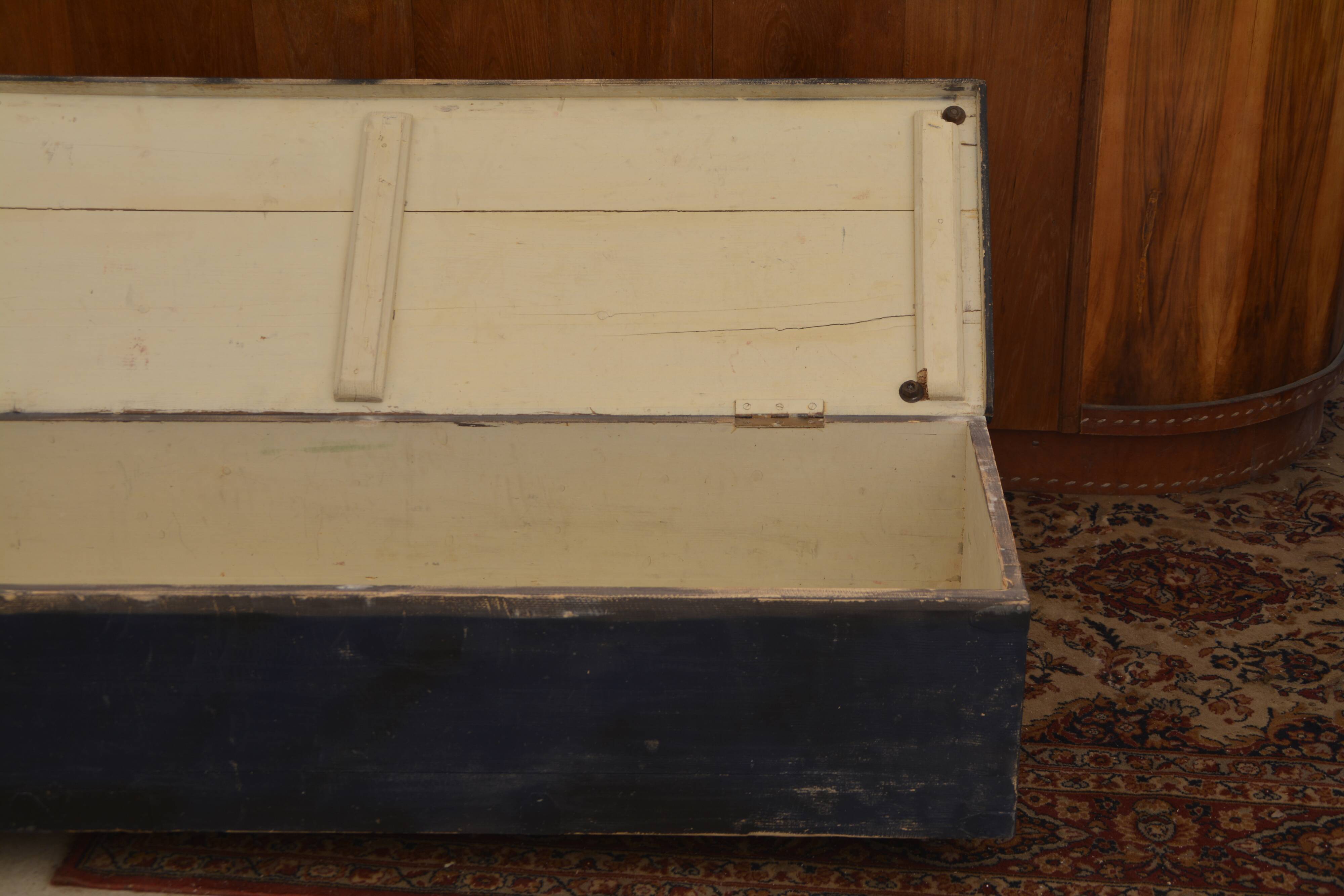 Carriage style chest bench