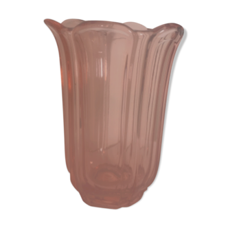 Vase en verre rose vintage