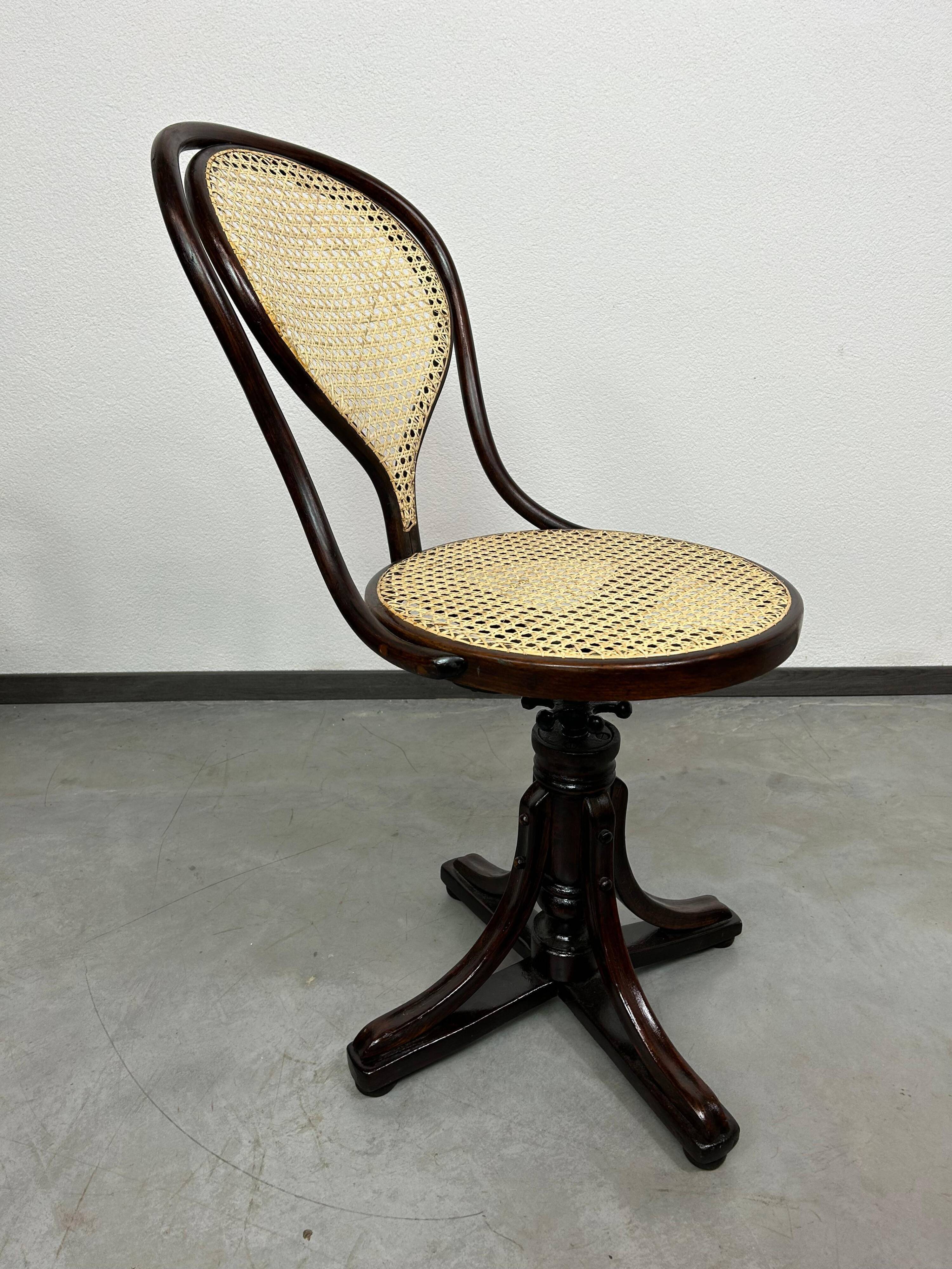 Chaise pivotante en bois courbé n°9 par J.J.Kohn