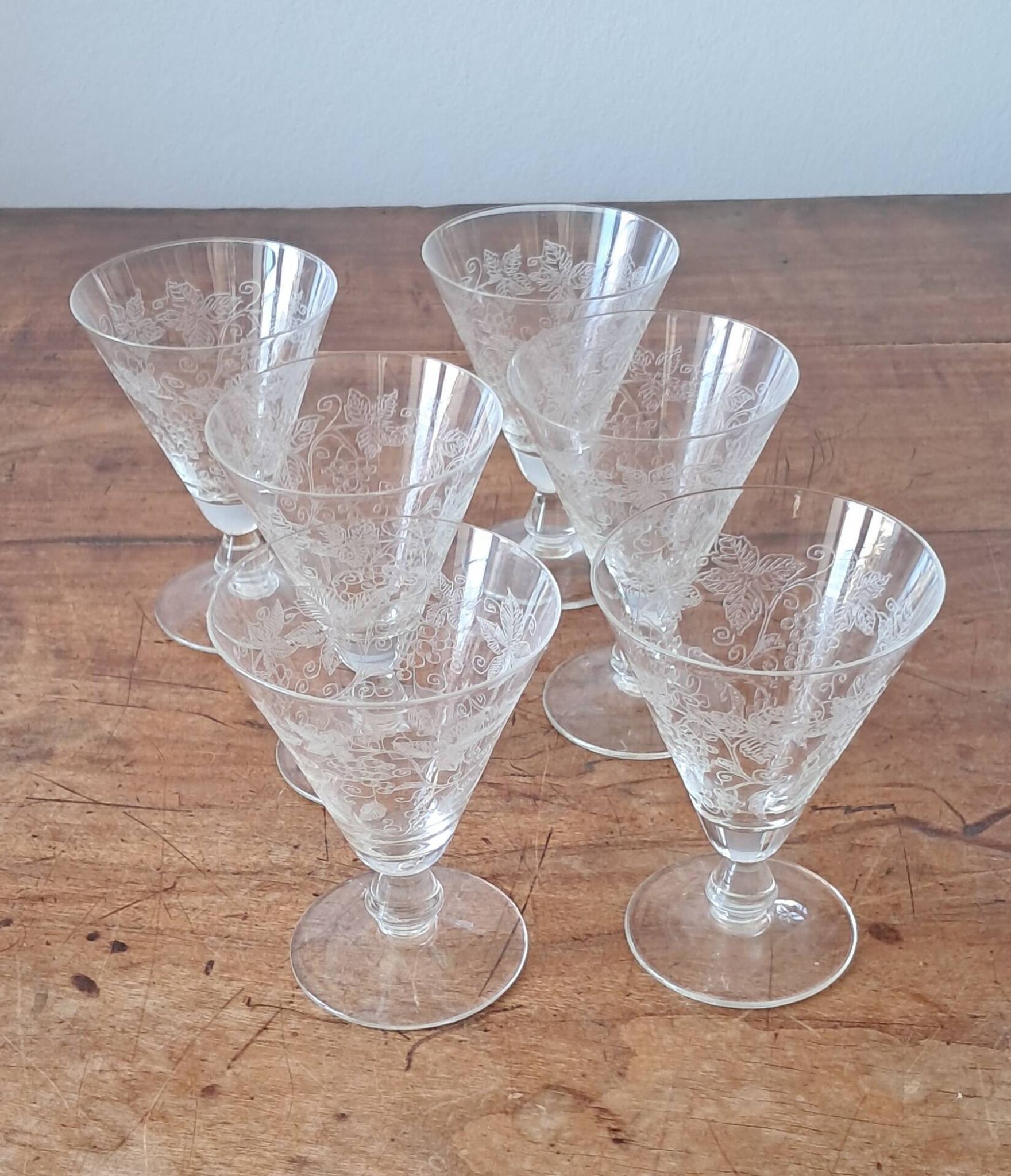 6 small stemmed glasses in the shape of a chalice, engraved decoration. Art Deco period.