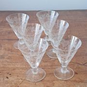 6 small stemmed glasses in the shape of a chalice, engraved decoration. Art Deco period.