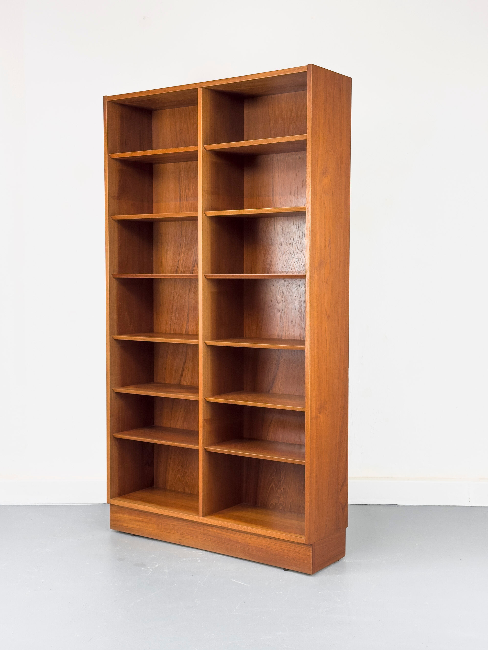 Bibliothèque en teck par Carlo Jensen pour Hundevad & Co., 1960