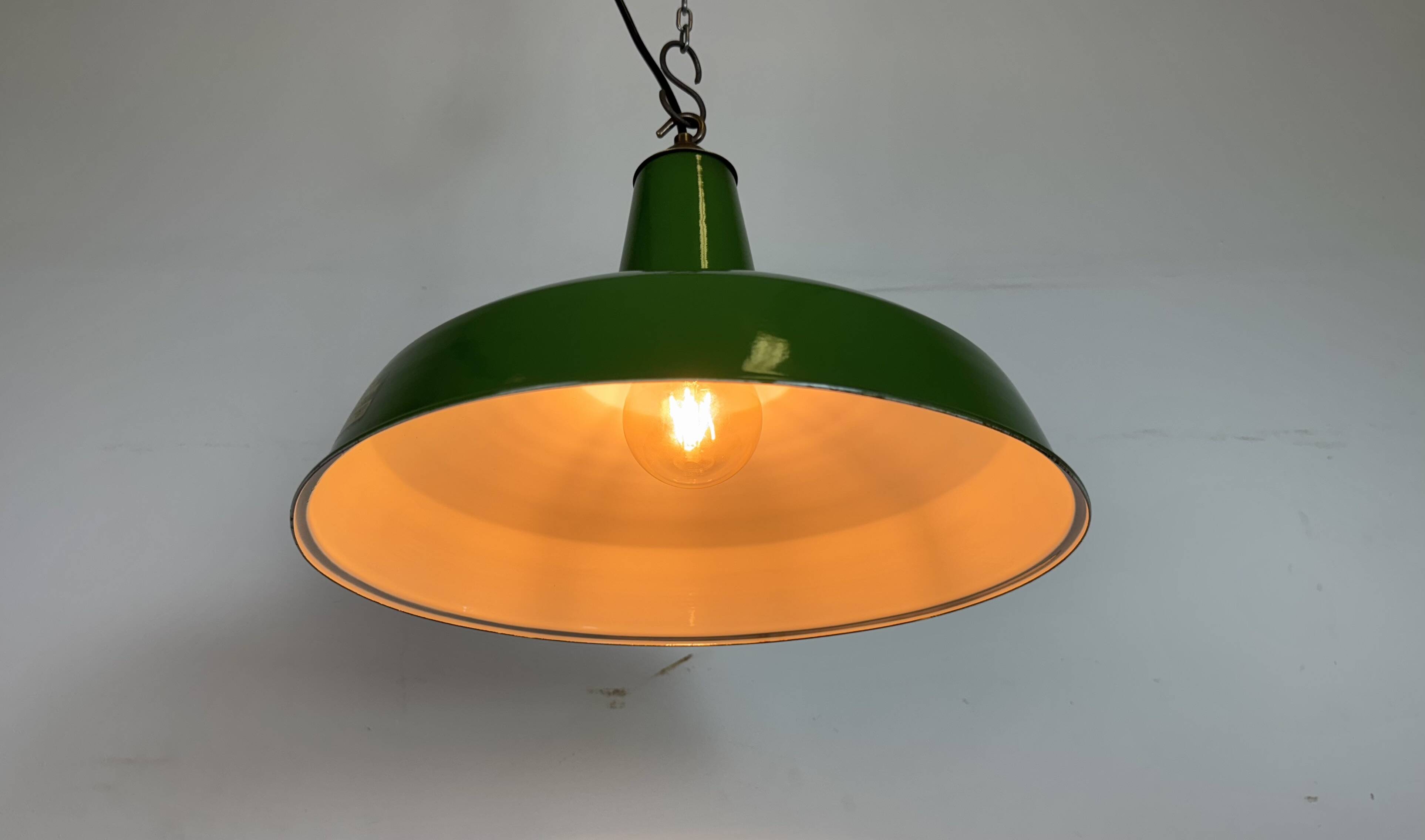 Suspension industrielle en émail vert de Jackson Electrical, années 1960