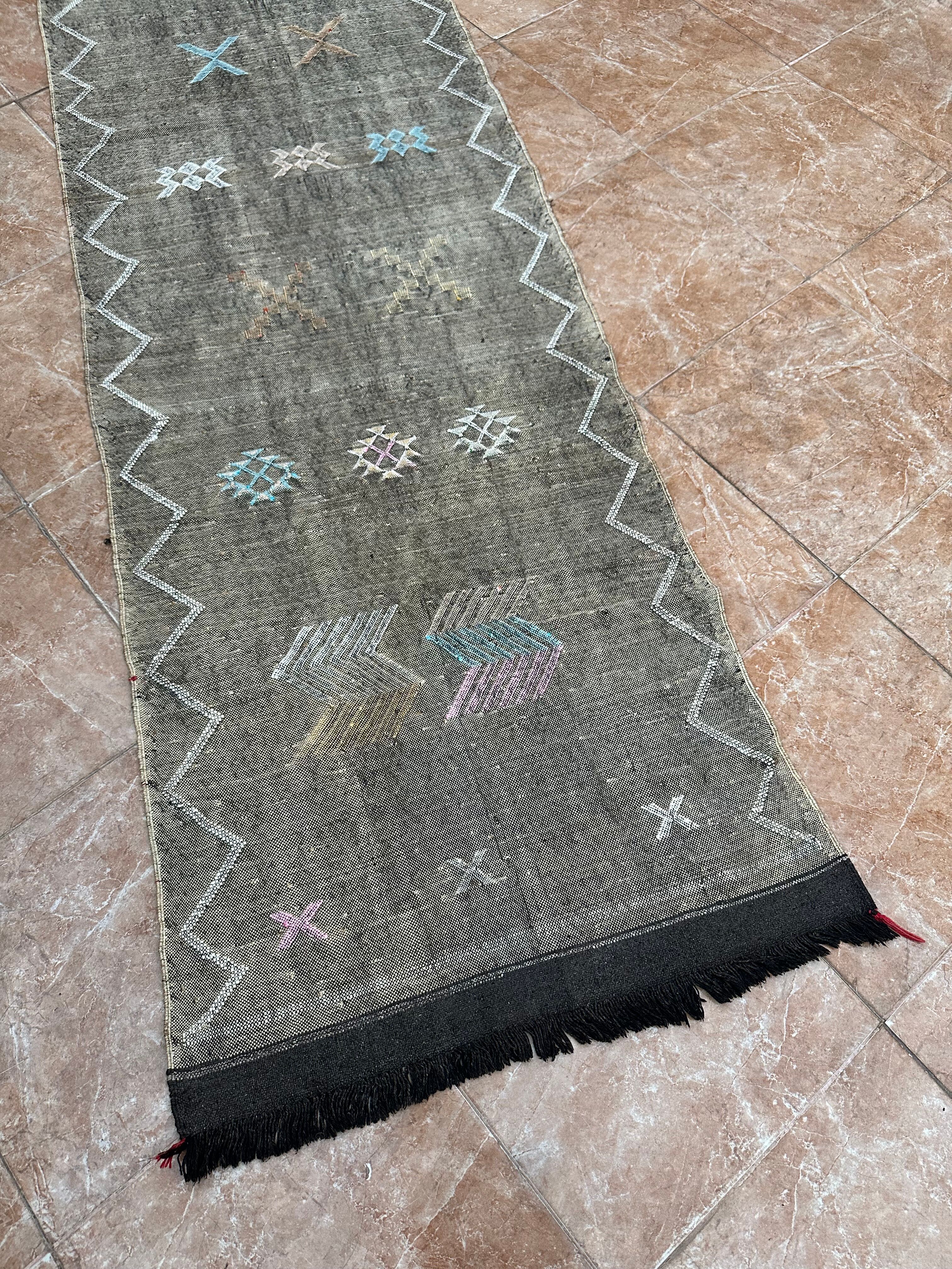 Moroccan silk hallway rug with cactus pattern: handwoven