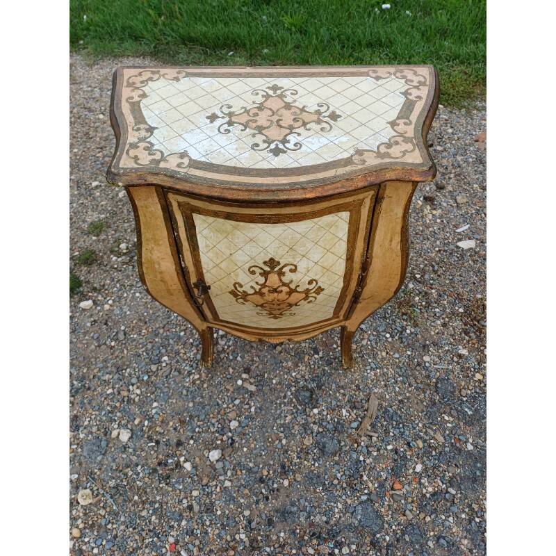 Table de chevet galbée en bois doré