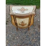 Table de chevet galbée en bois doré