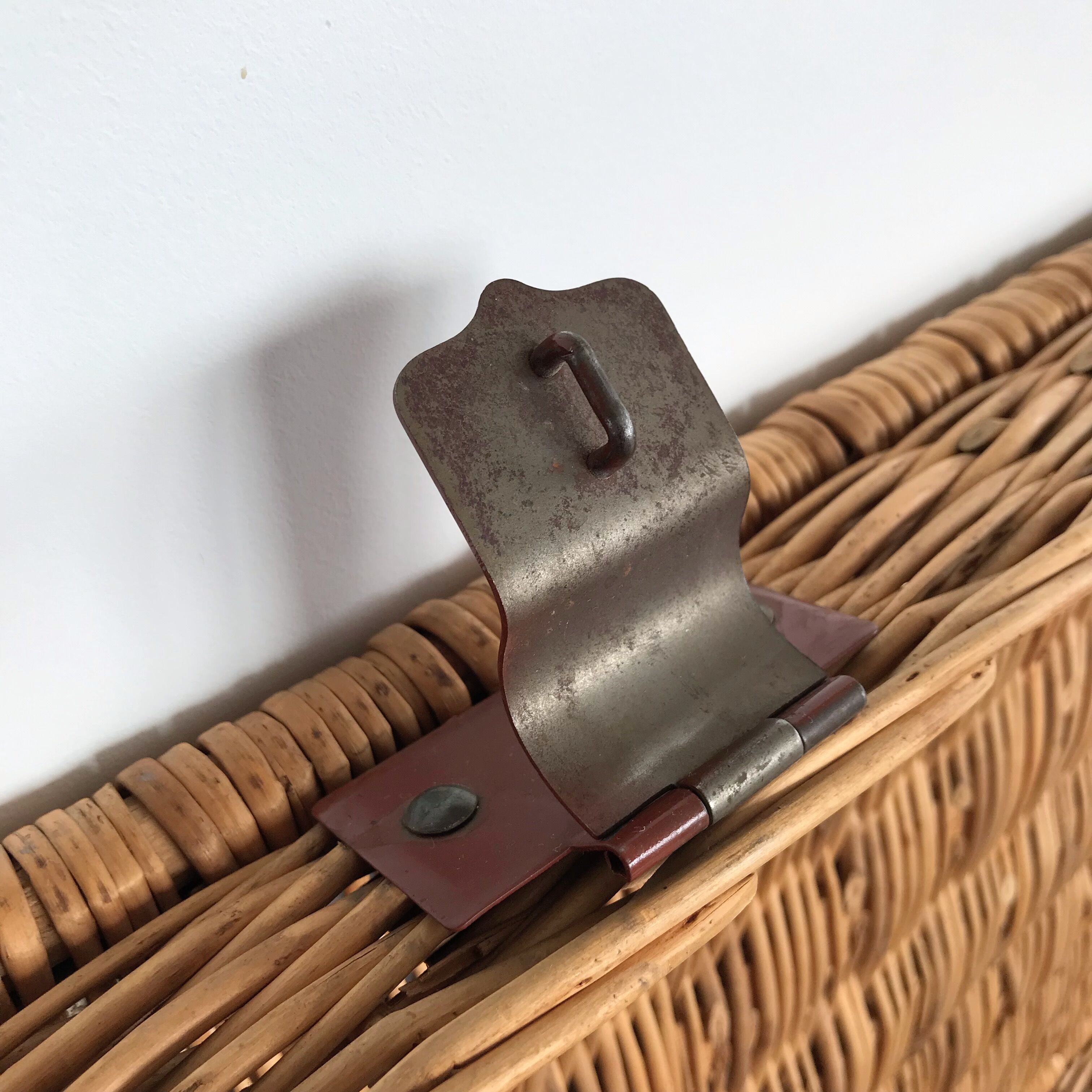 Malle en osier vintage avec fermetures métalliques bordeaux