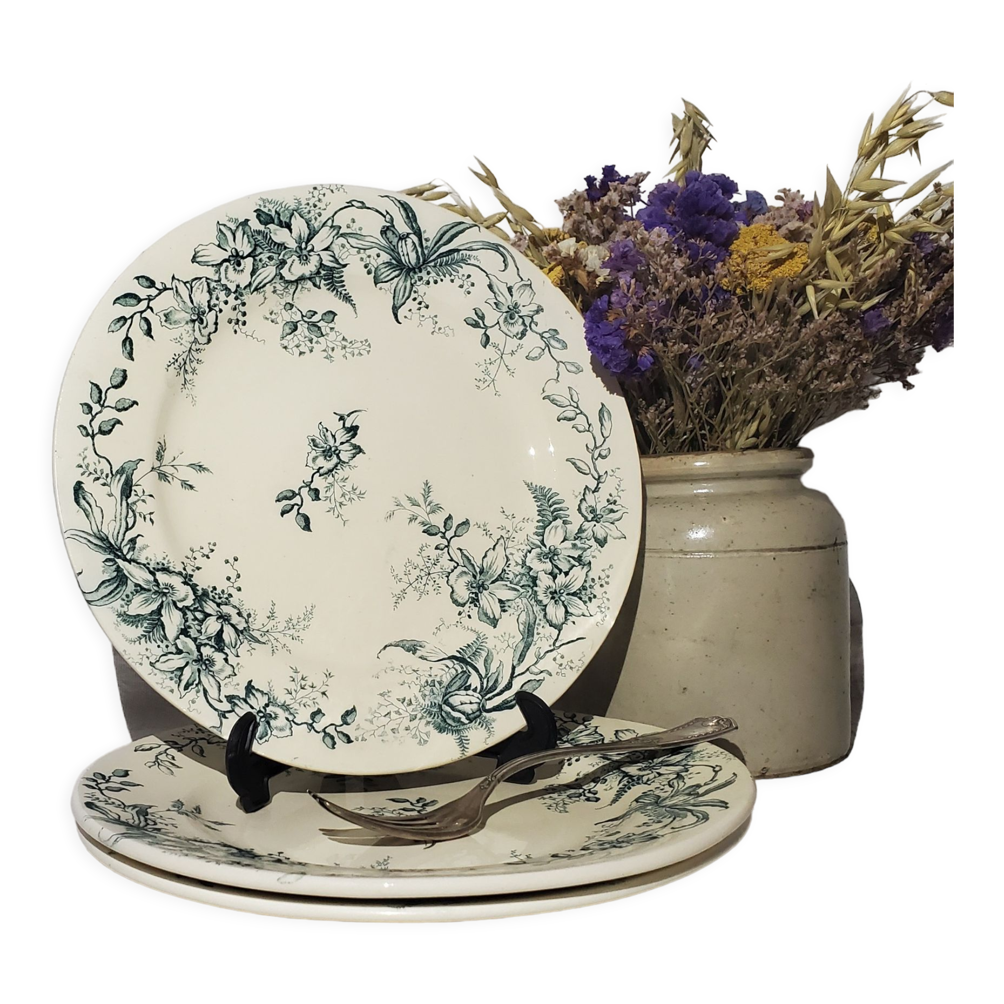 Flat plate of the earthenware factory of Salins model Cyclamen