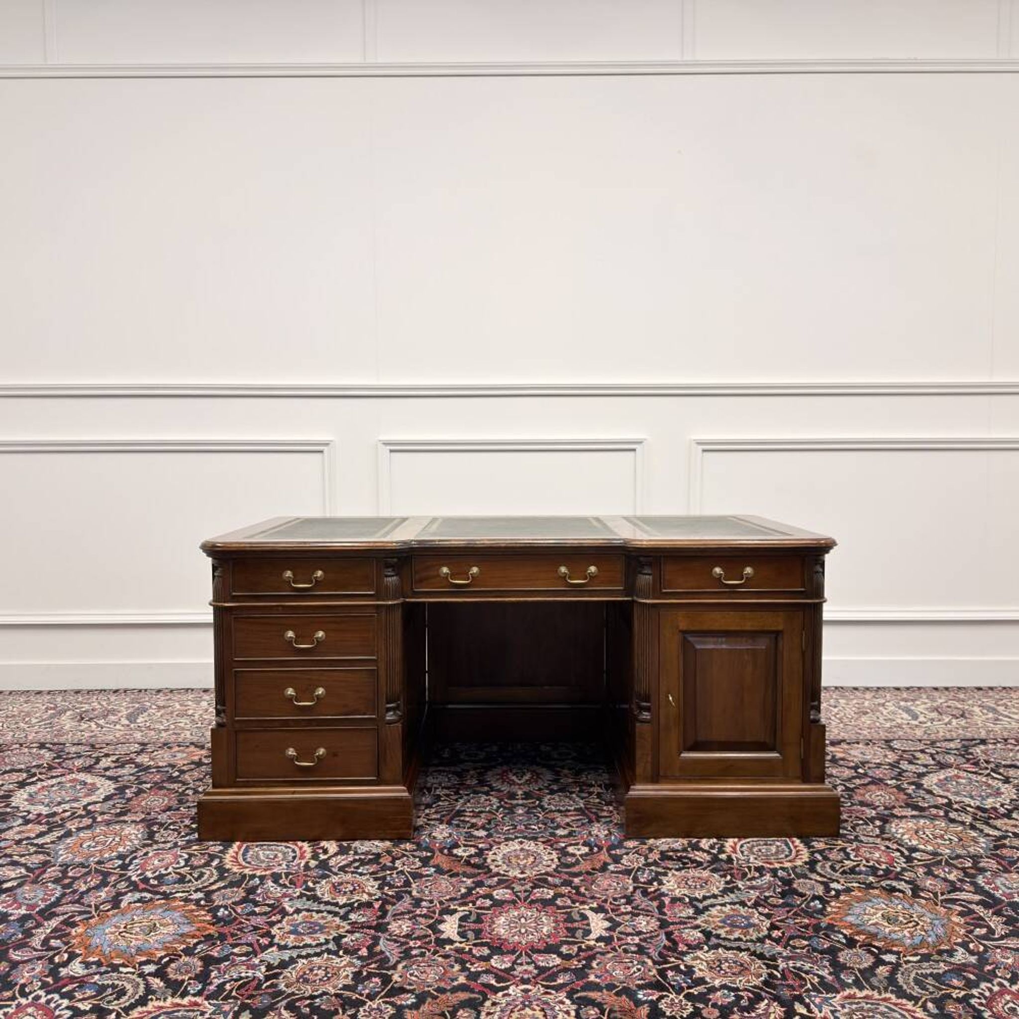 Bureau Chesterfield anglais classique avec panneau arrière