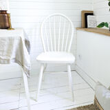 Chaise vintage blanche en bois style Windsor scandinave