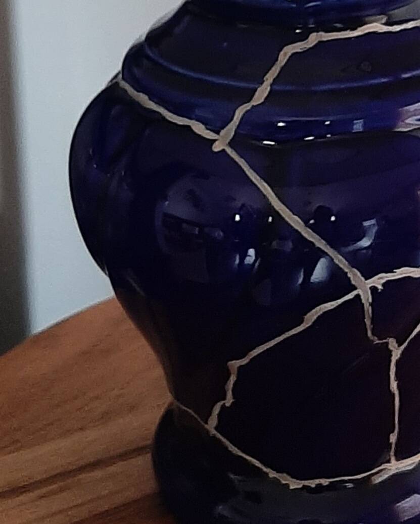 Handcrafted table lamp, ceramic base and Kintsugi with pure silver.