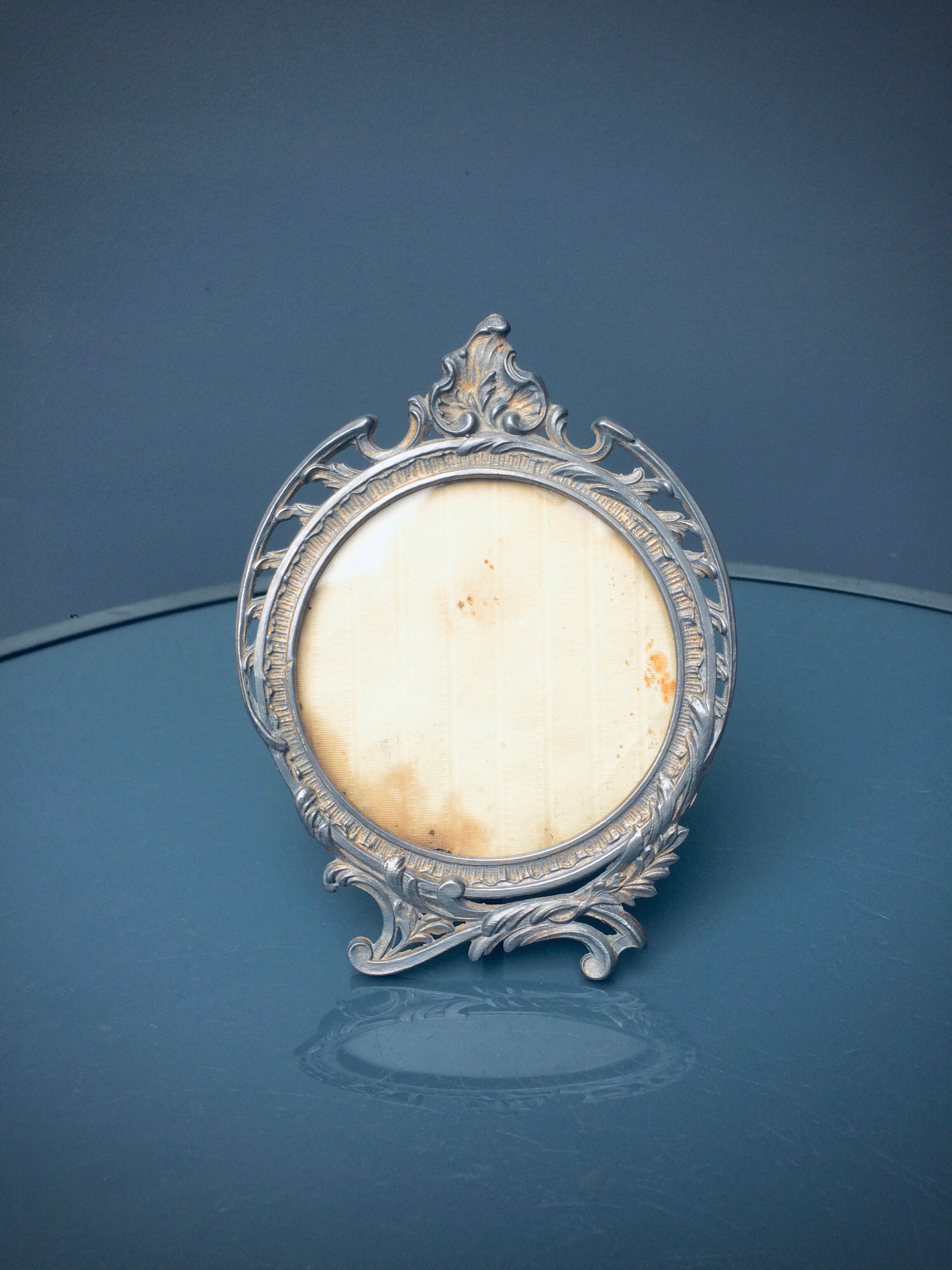 Former small oval frame on foot