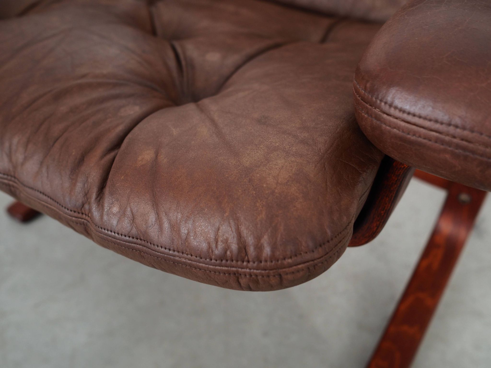 Fauteuil en cuir, design norvégien, années 1970, production : Norvège