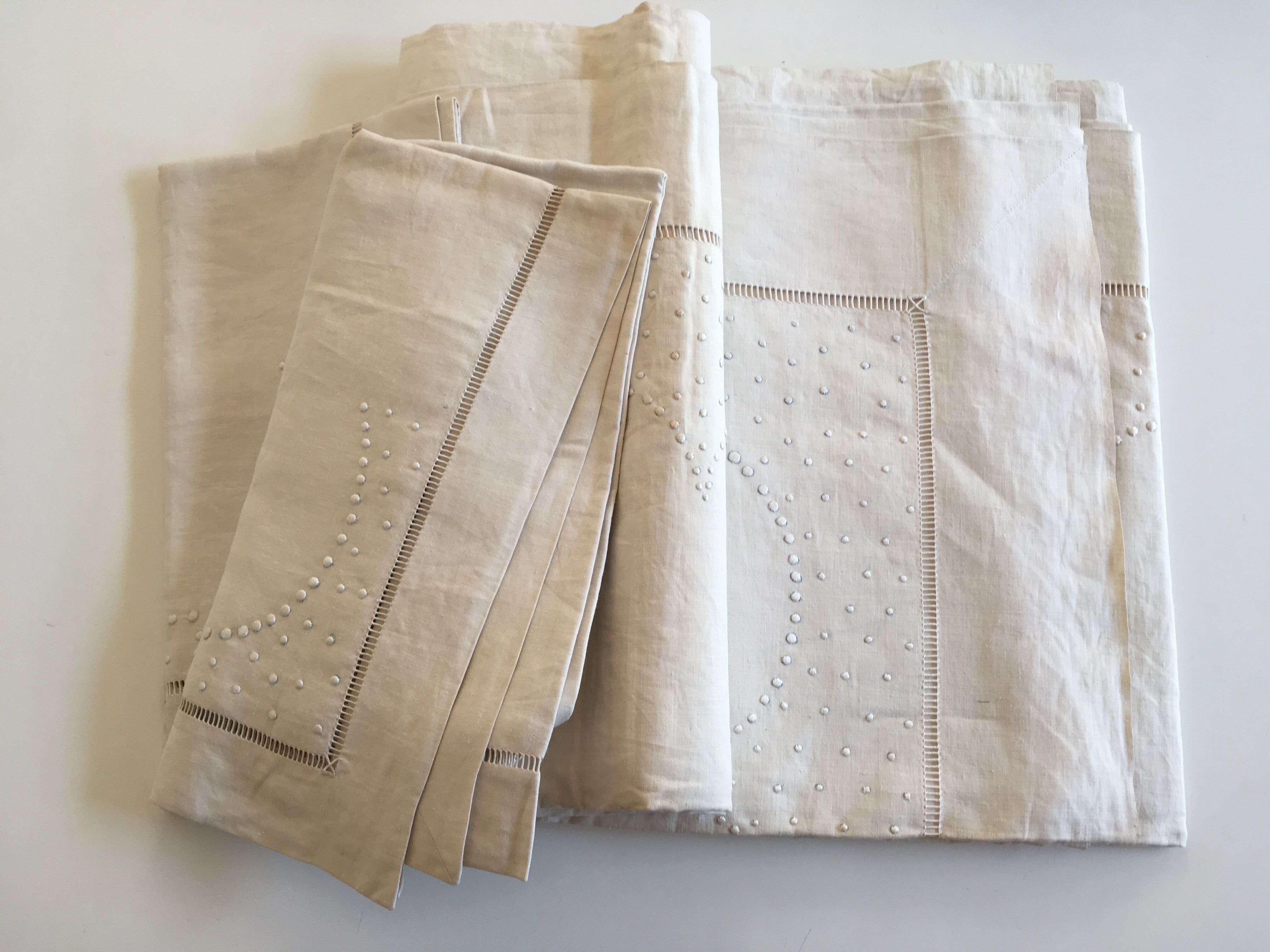 Drap et taies trousseau de réserve en fil de lin brodé de perles