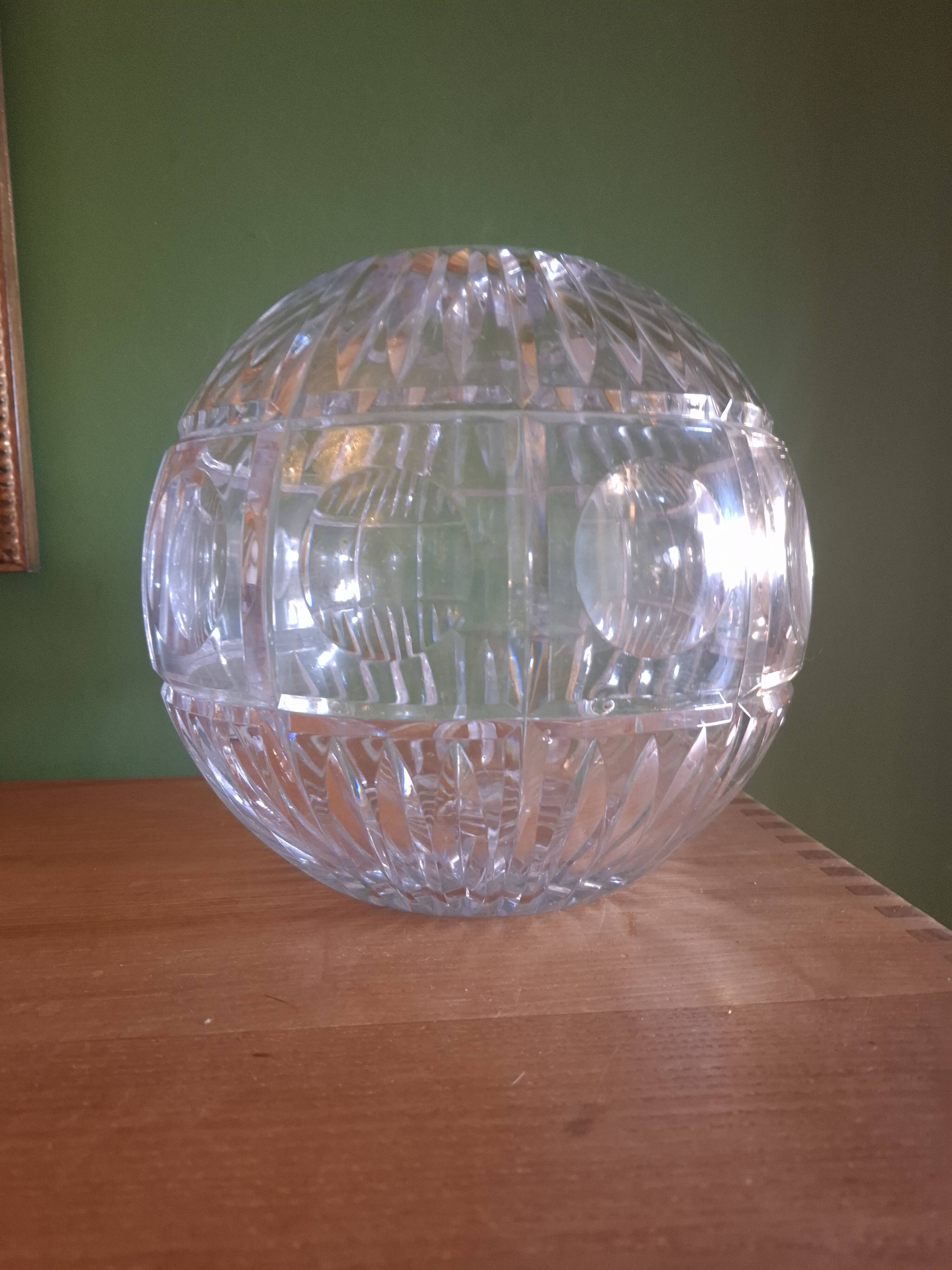 Vase boule en cristal taillé (