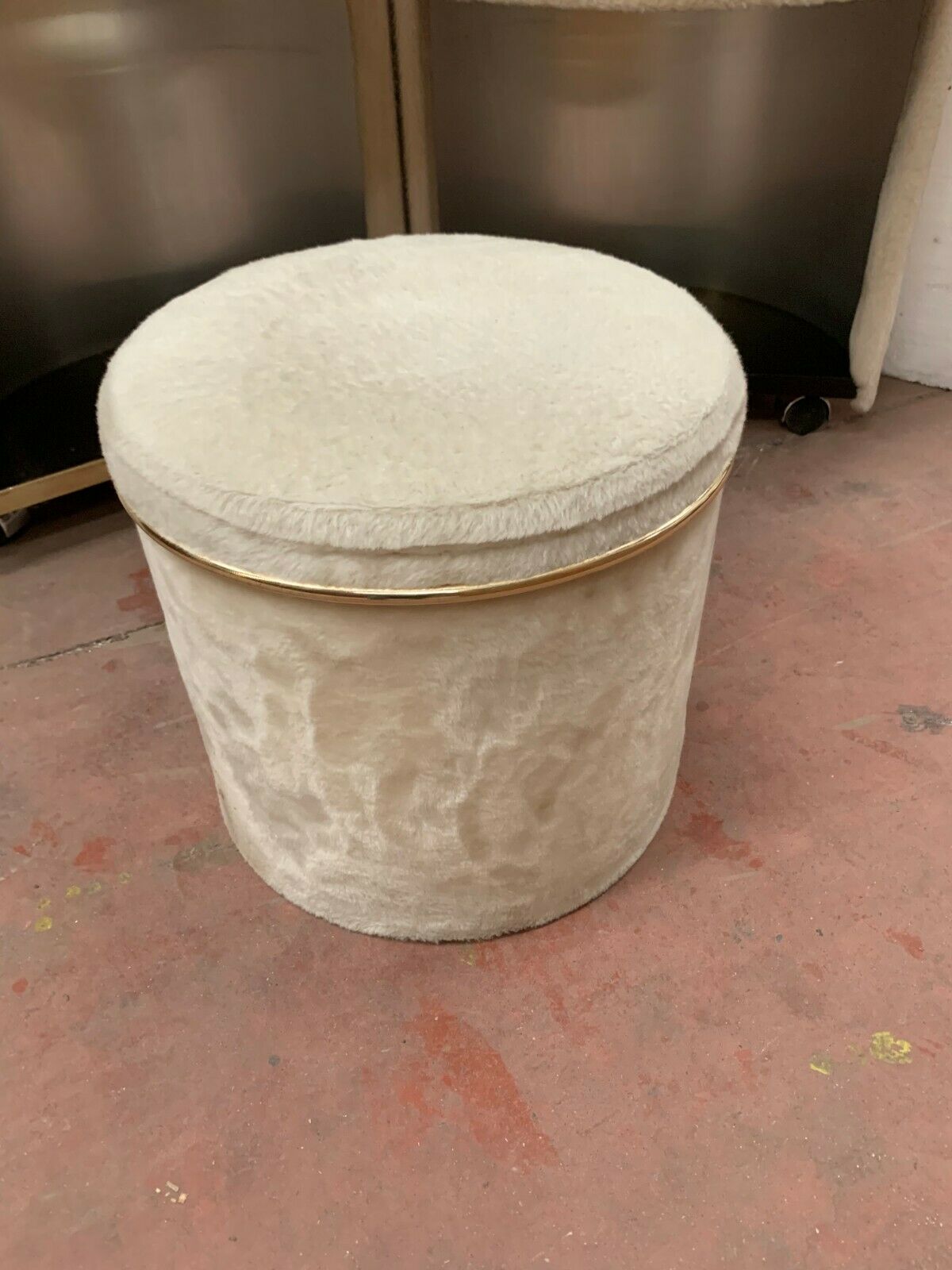 Coiffeuse ronde et son pouf en velours beige des années 70