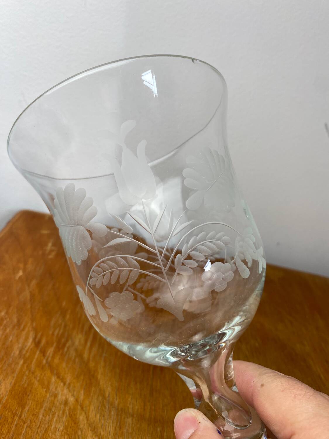 Chalice-shaped glass cup