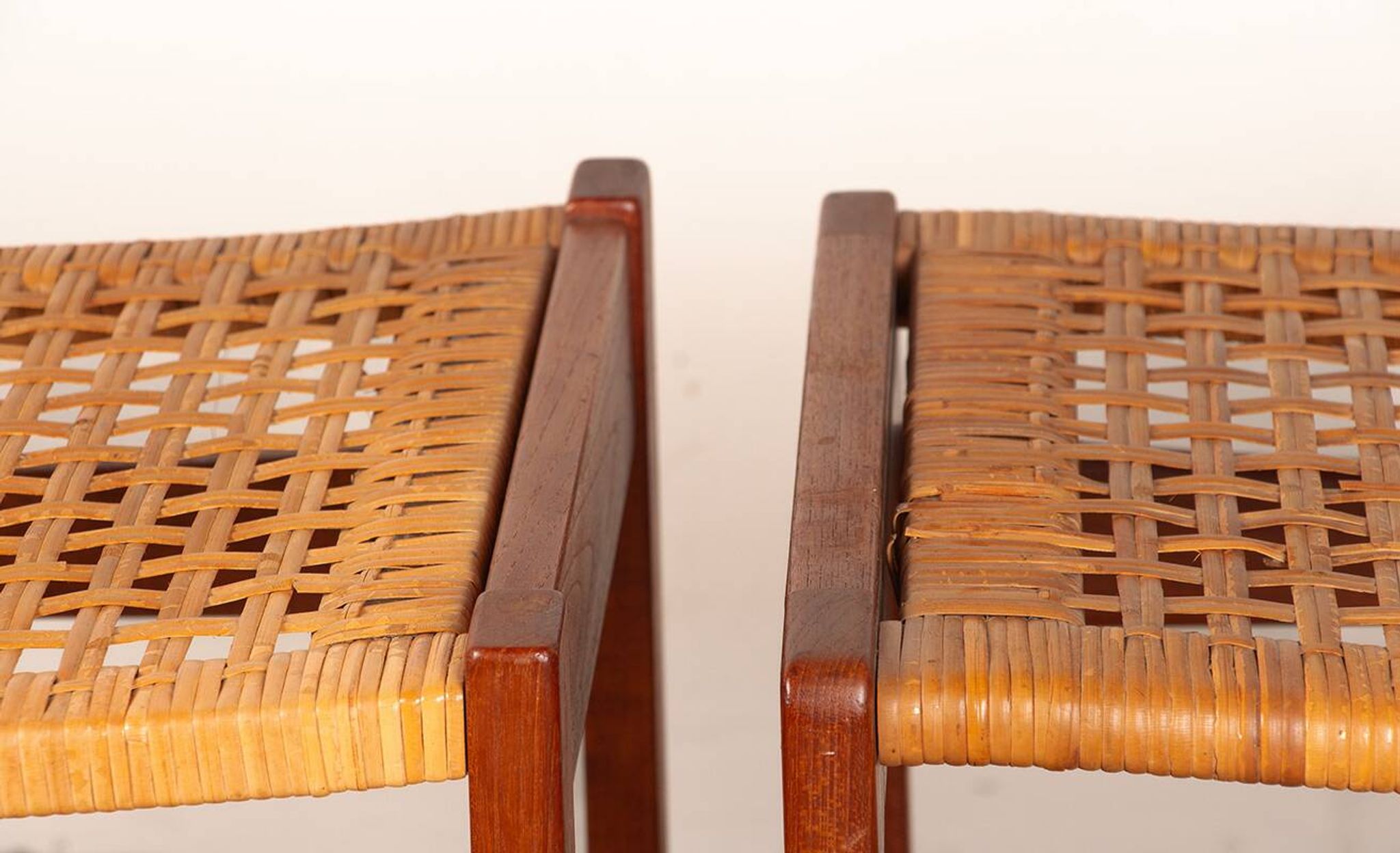 Paire de tabourets Danois en Teck et Cannage par Peter Hvidt 1960.