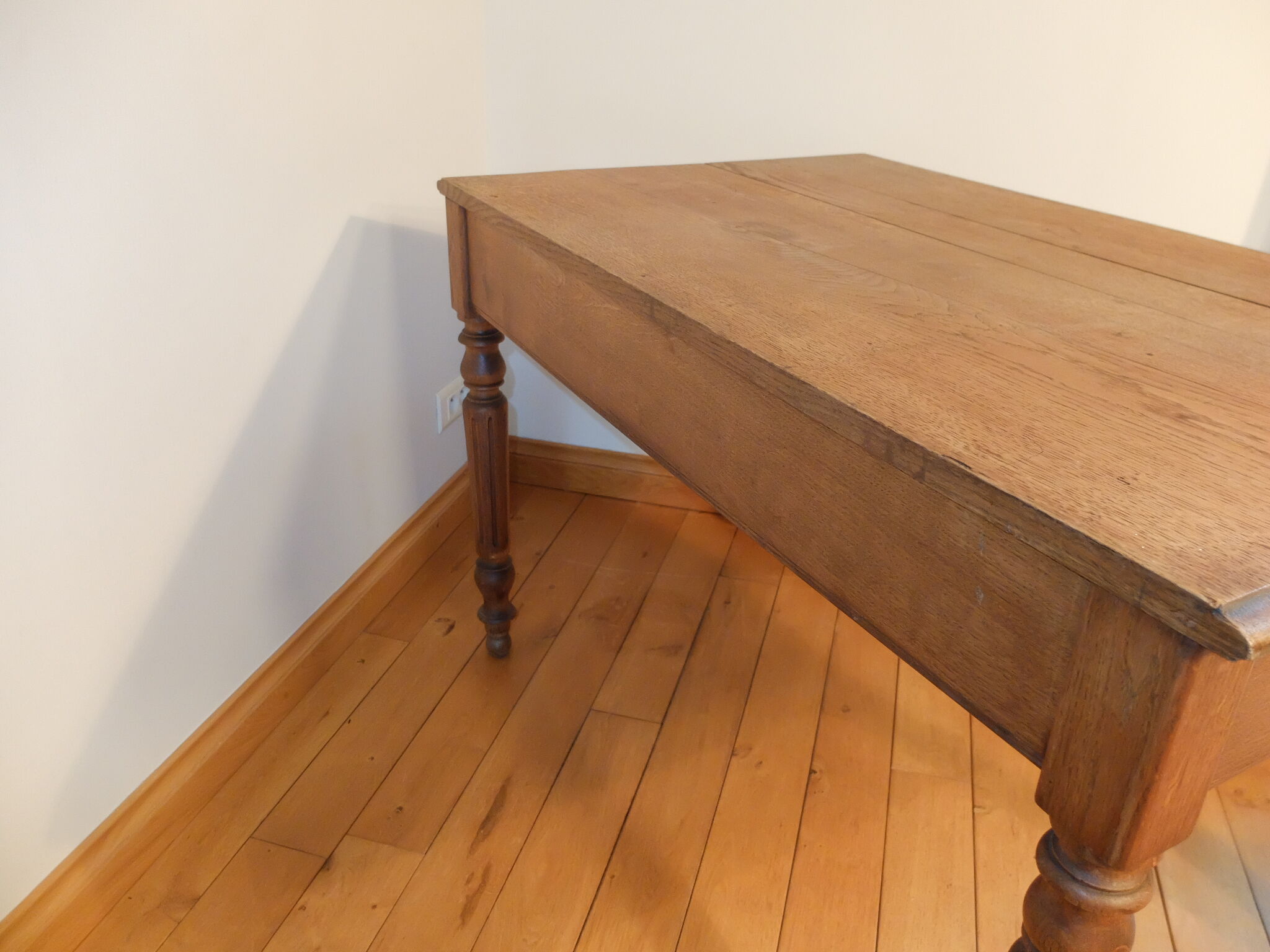Bureau en chêne à deux tiroirs années 30