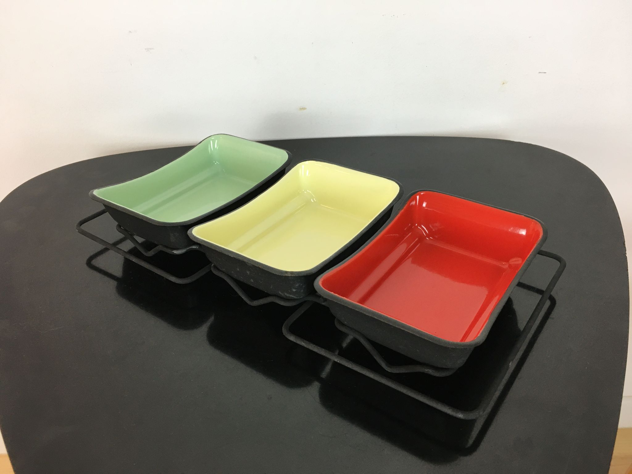 Aperitif service in coloured enamelled sheet metal, cups, ramekins
