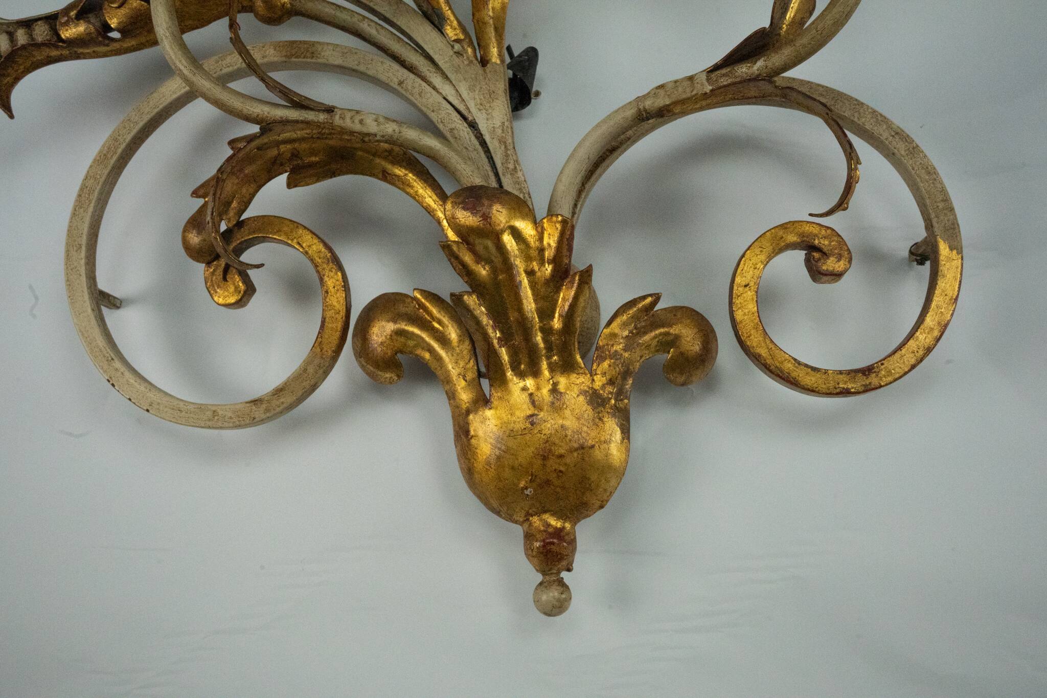 Pair of large floral wall lamps in gilded and lacquered metal. Italy 1960s