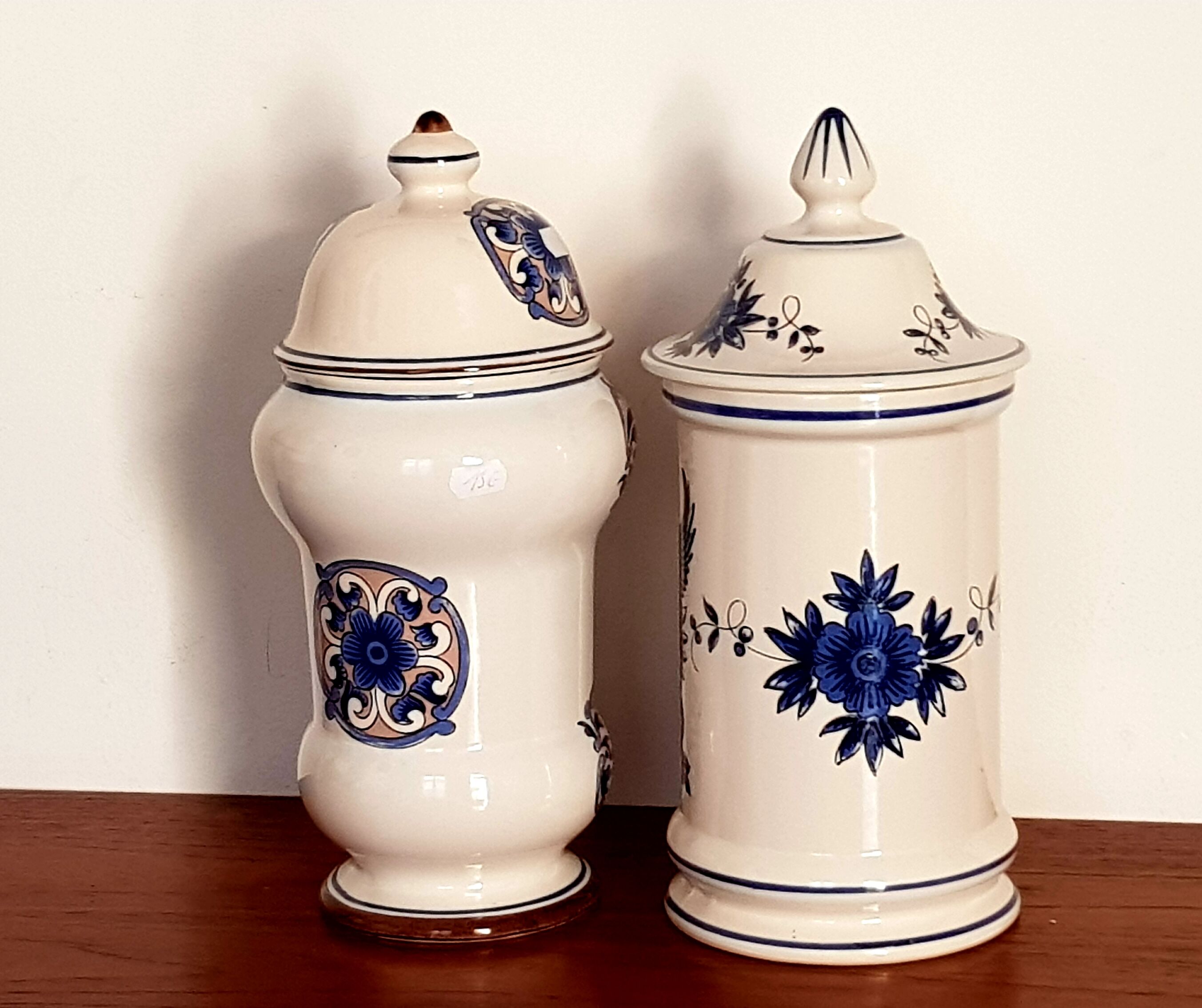Pots a pharmacy in earthenware
