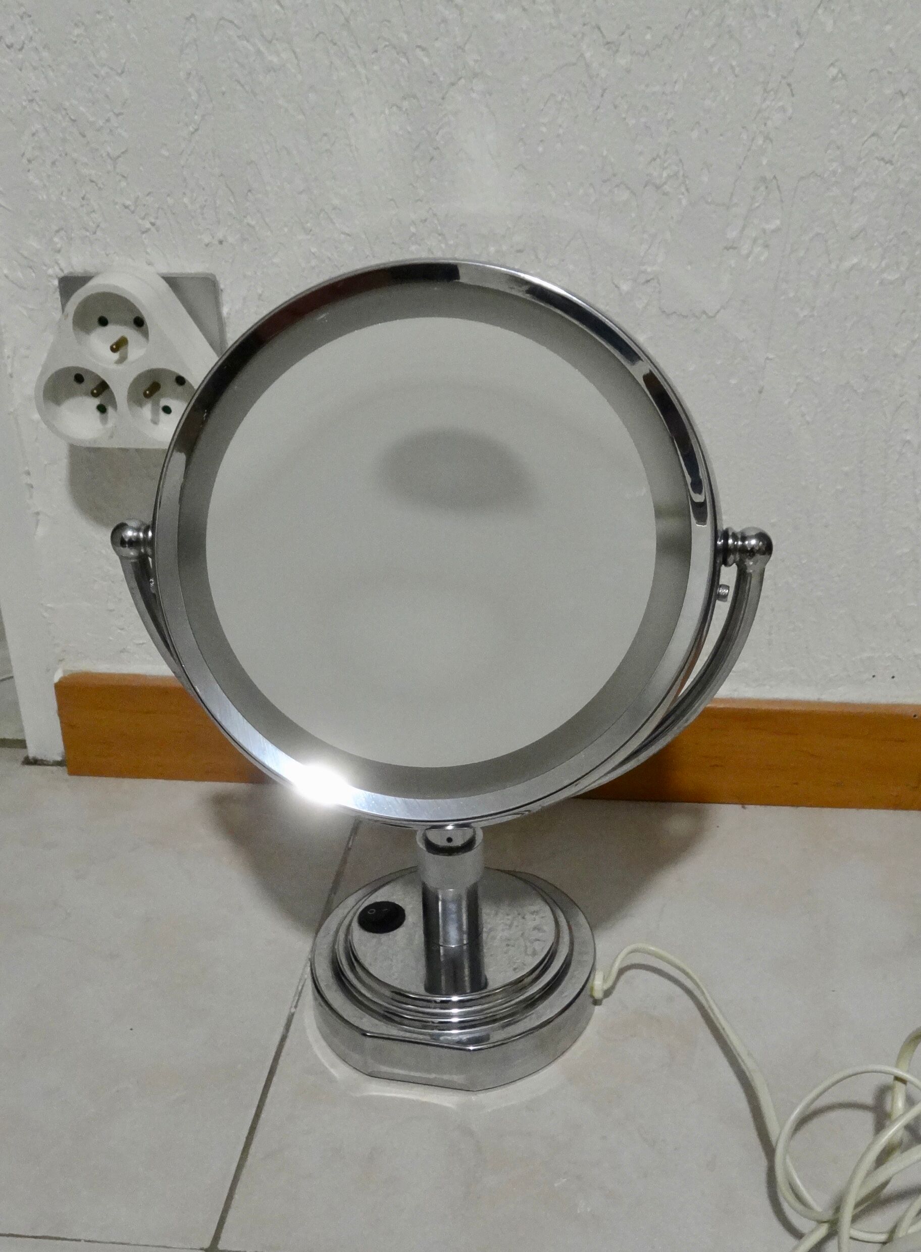 Table with lighting 23x23cm magnifying mirror